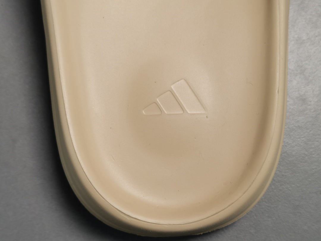 ADIDAS YEEZY SLIDE x PURE - Phantom Kicks