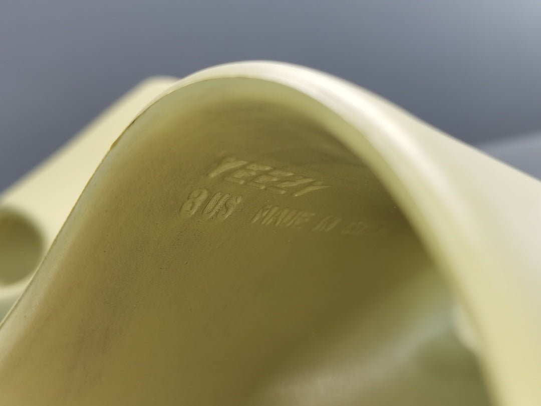 ADIDAS YEEZY SLIDE x RESIN - Phantom Kicks