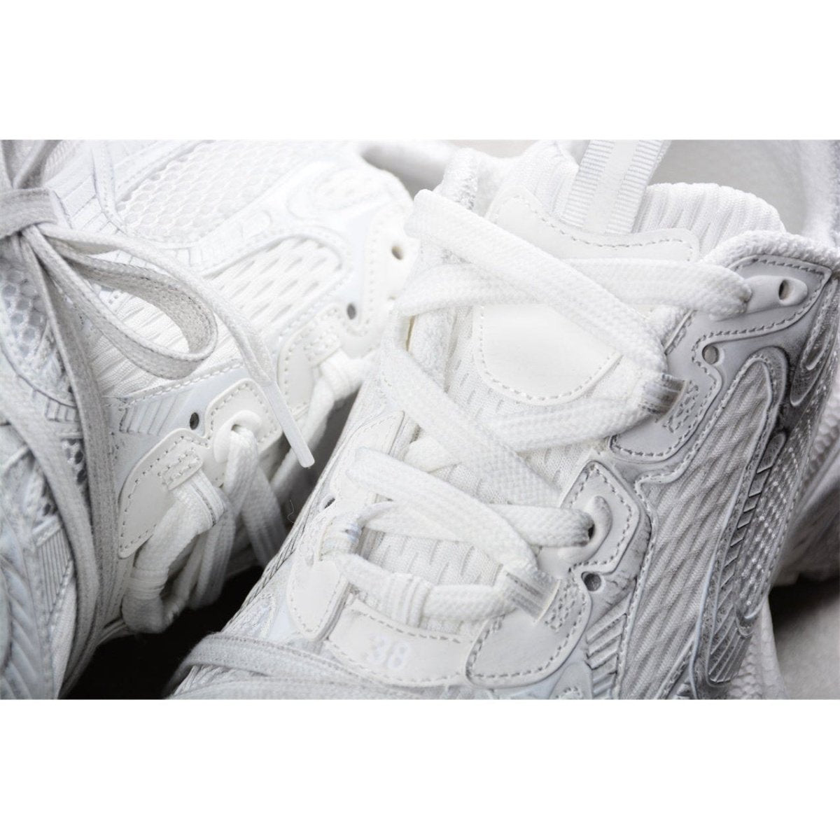 BALENCIAGA 3XL x SNOW WHITE - Phantom Kicks
