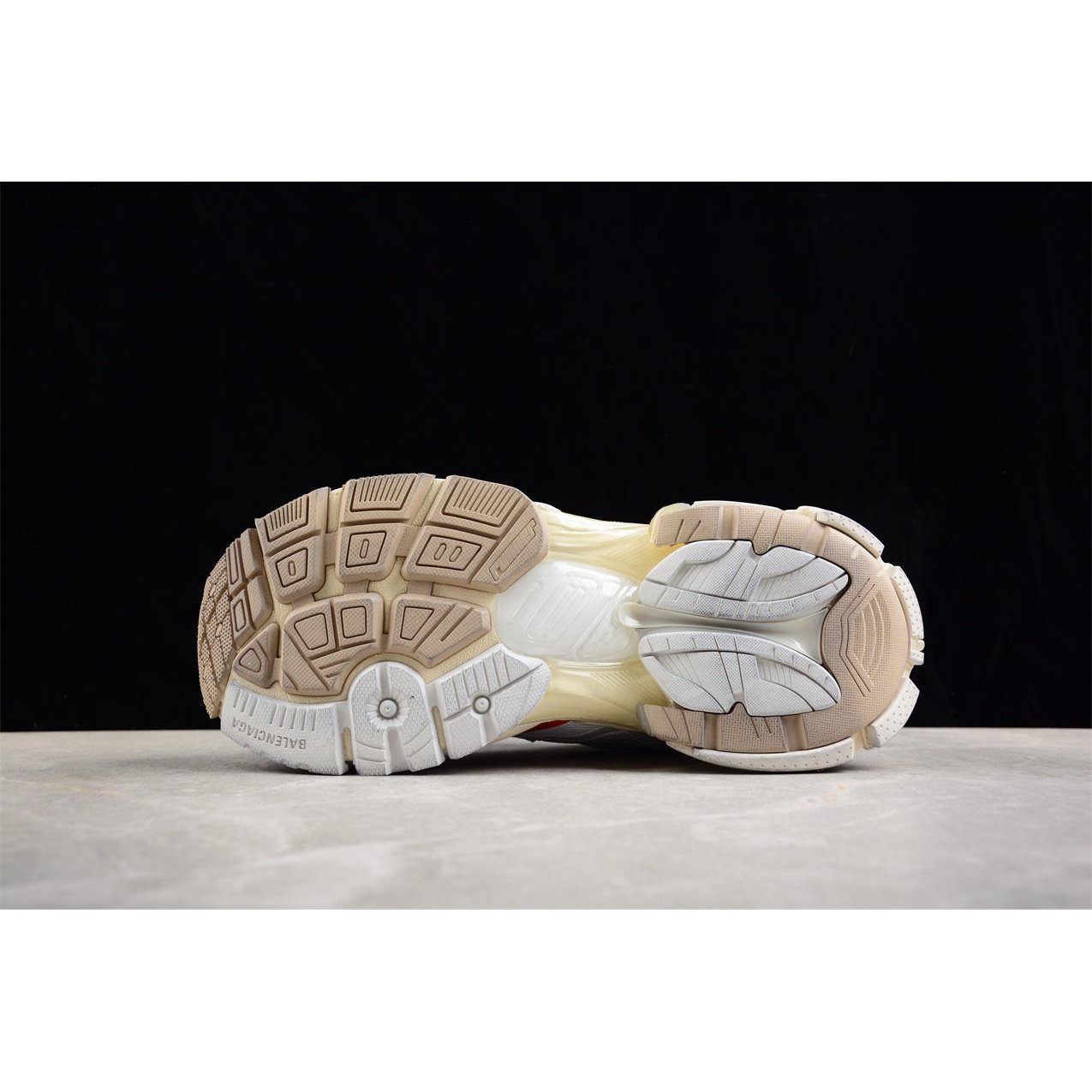 BALENCIAGA RUNNER x WHITE BEIGE RED - Phantom Kicks