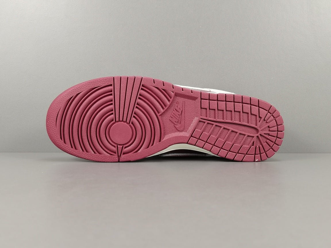 NIKE DUNK x VALENTINES DAY - Phantom Kicks