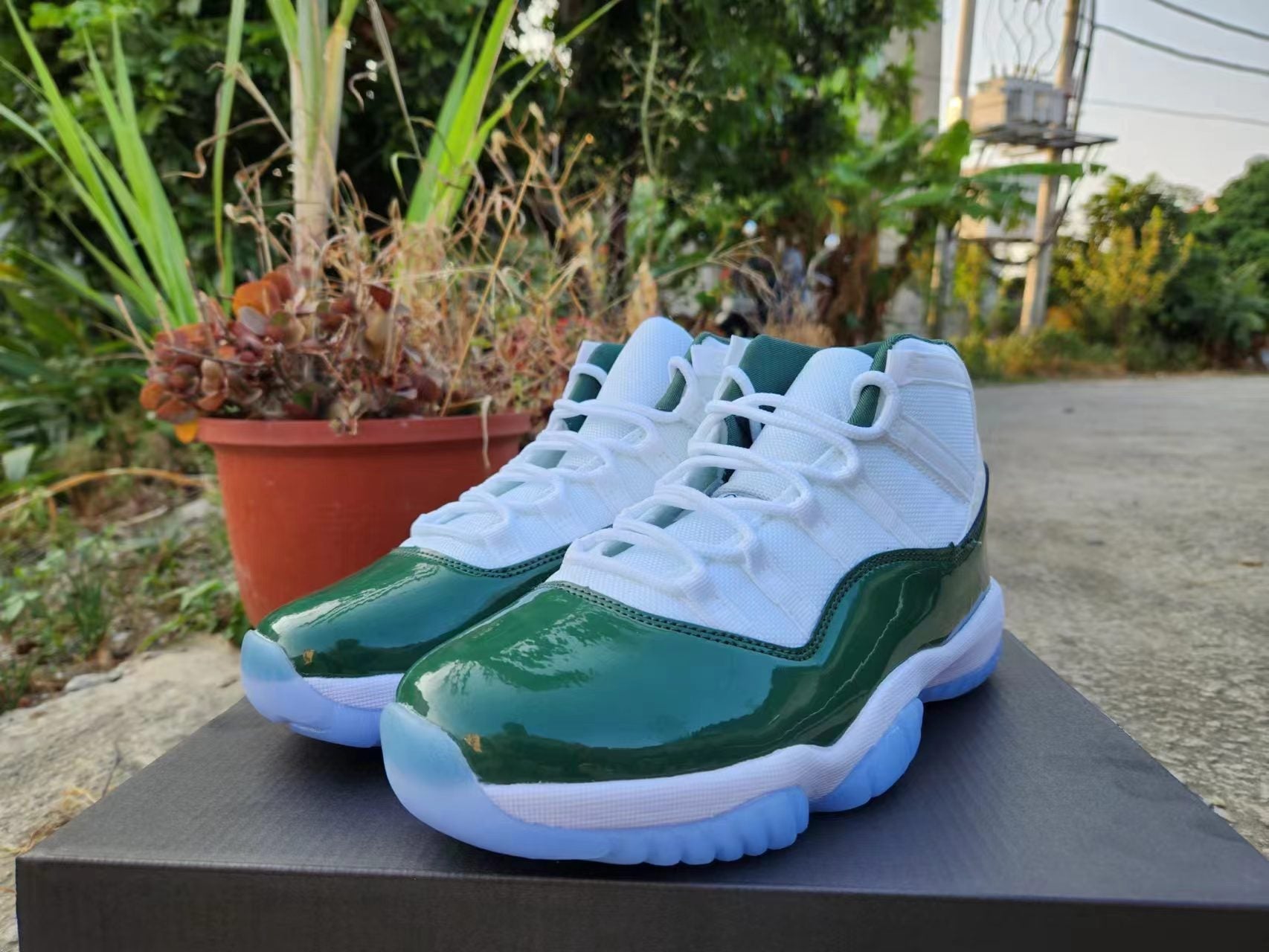 JORDAN 11 Green and White - Phantom Kicks