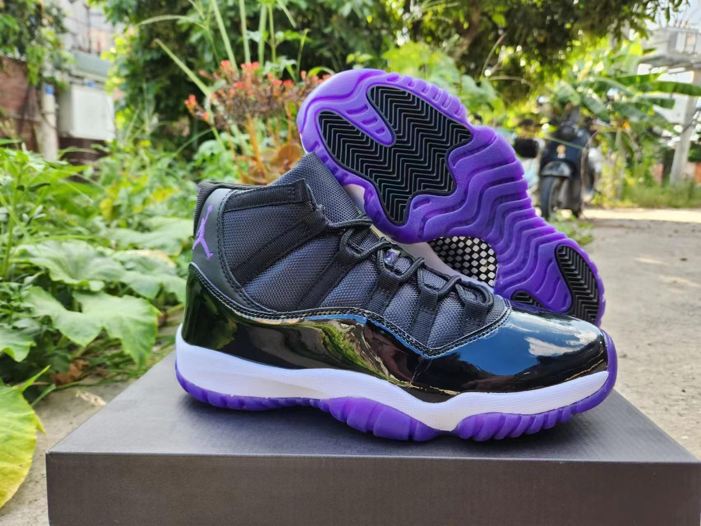 JORDAN 11 Black and Purple - Phantom Kicks