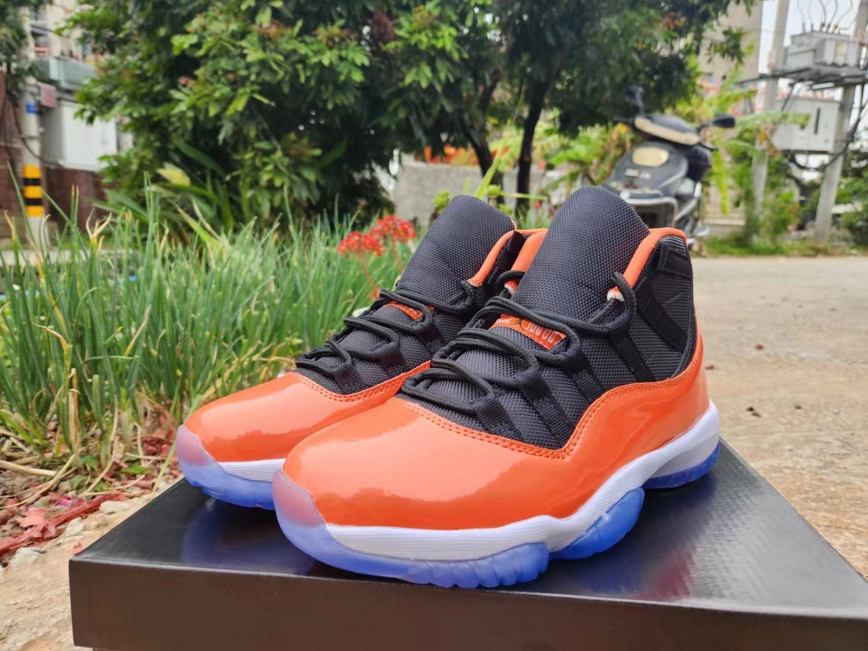 JORDAN 11 Orange and Black - Phantom Kicks