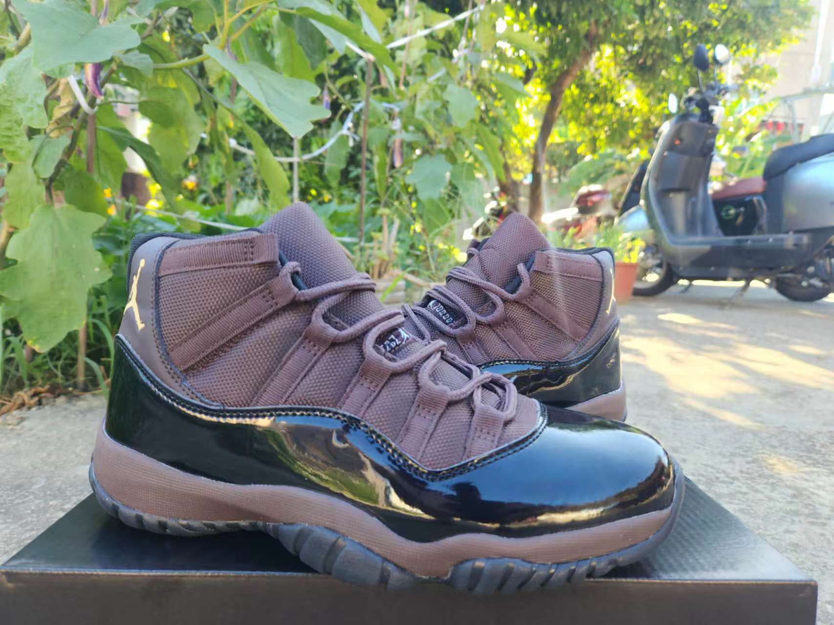 JORDAN 11 Brown - Phantom Kicks