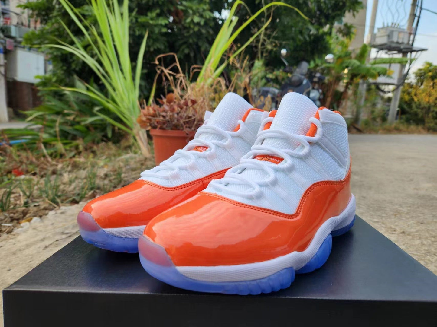 JORDAN 11 Orange and White - Phantom Kicks