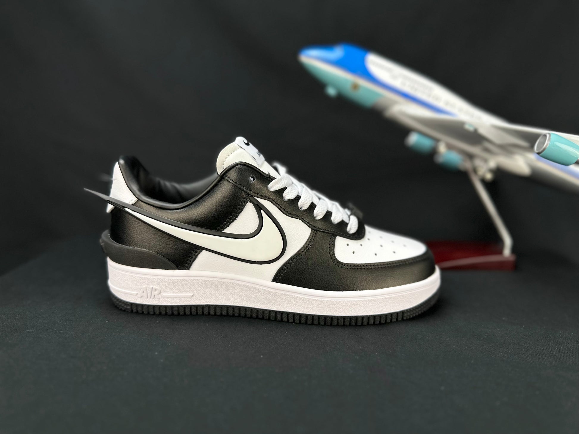 NIKE AIR FORCE 1 "Big Swoosh White/Black" - Phantom Kicks