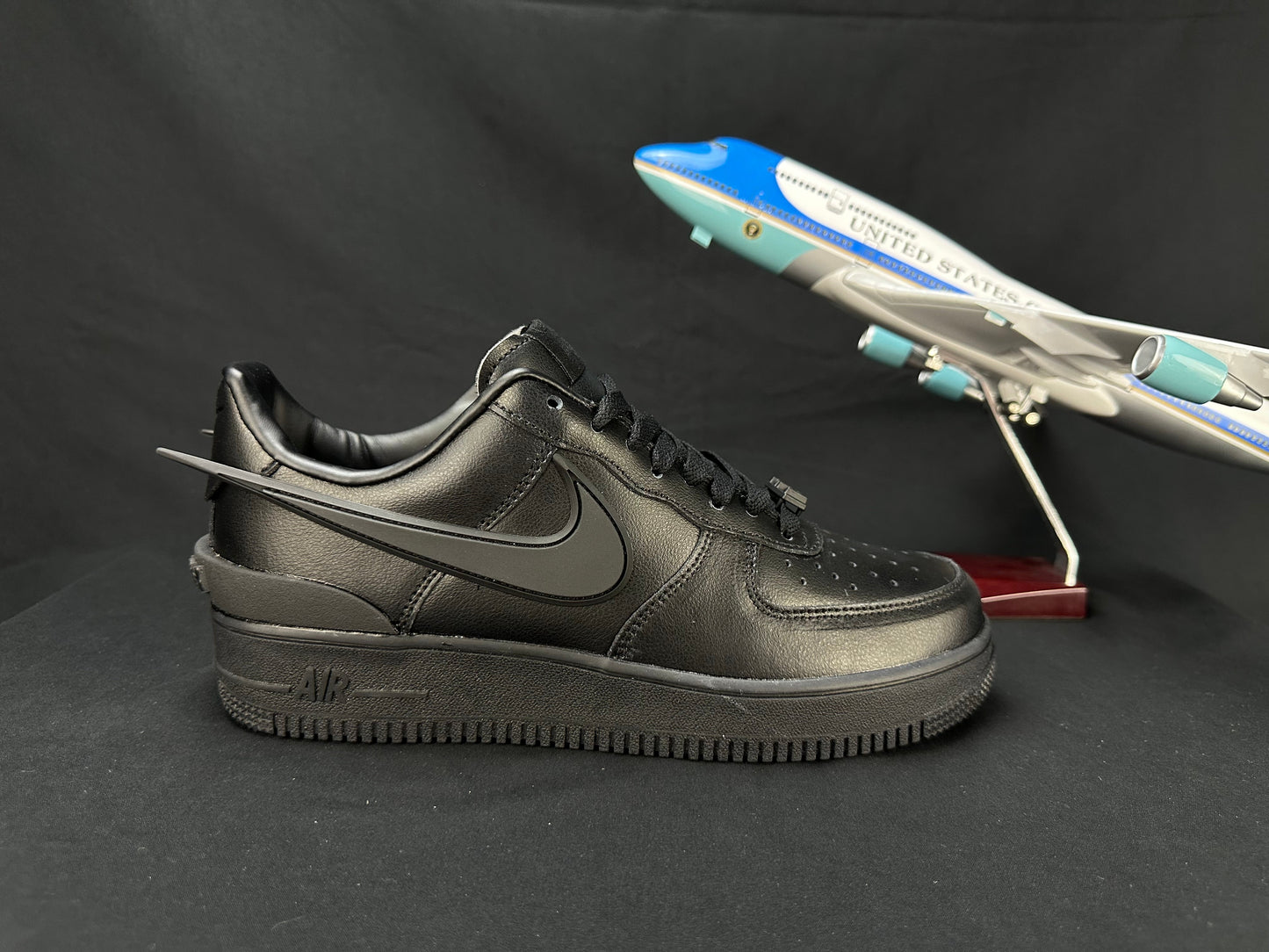 NIKE AIR FORCE 1 "Big Swoosh All-Black" - Phantom Kicks