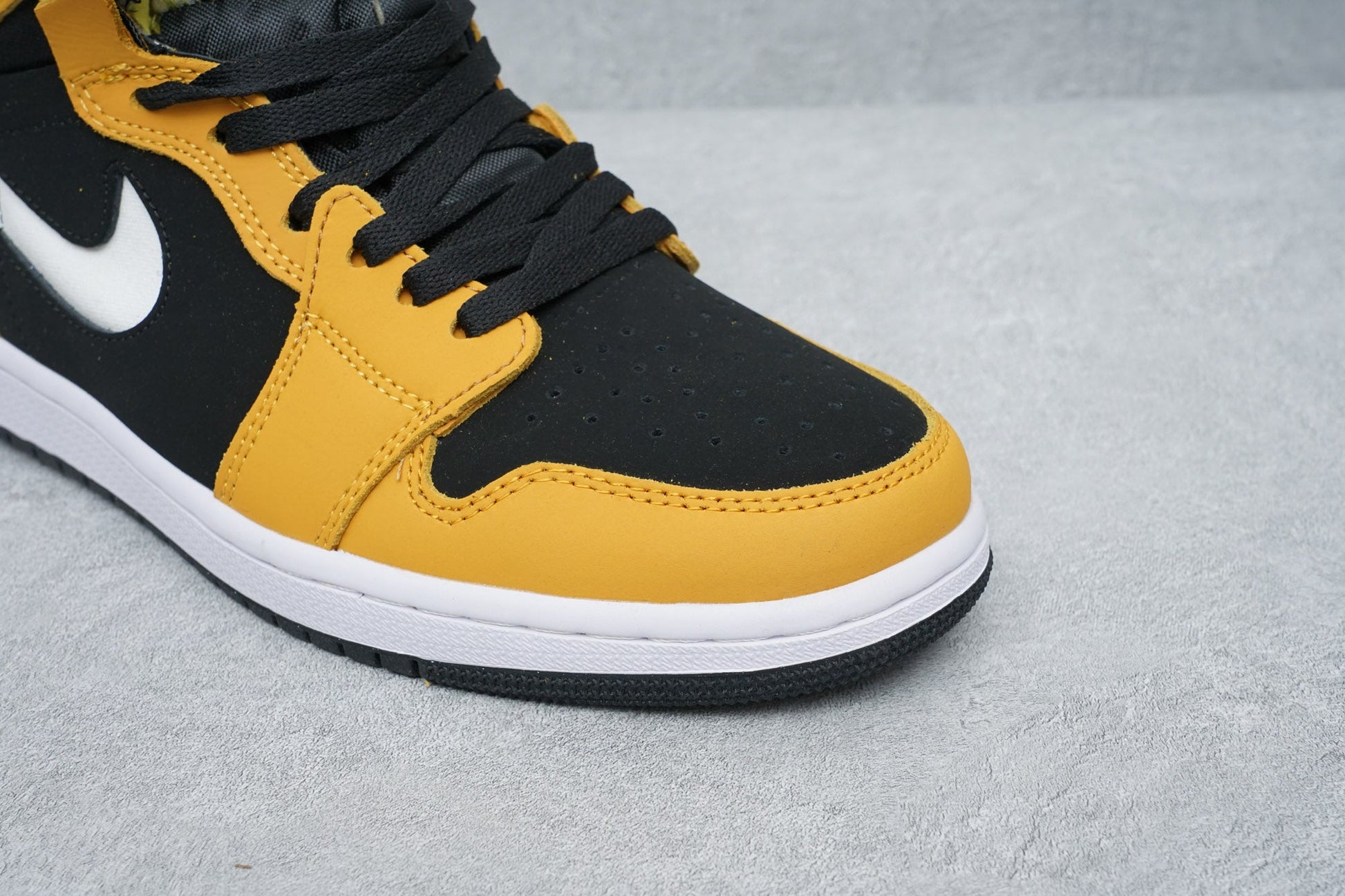 JORDAN 1 HIGH ZOOM AIR CMFT x BLACK MONARCH - Phantom Kicks