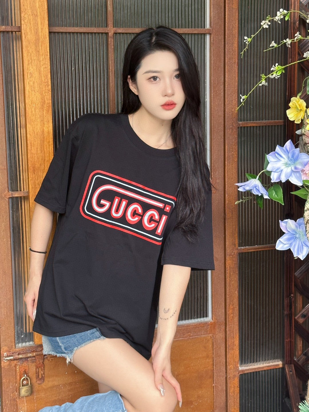 Gucci Vintage Logo T-Shirt (Black) - Phantom Kicks