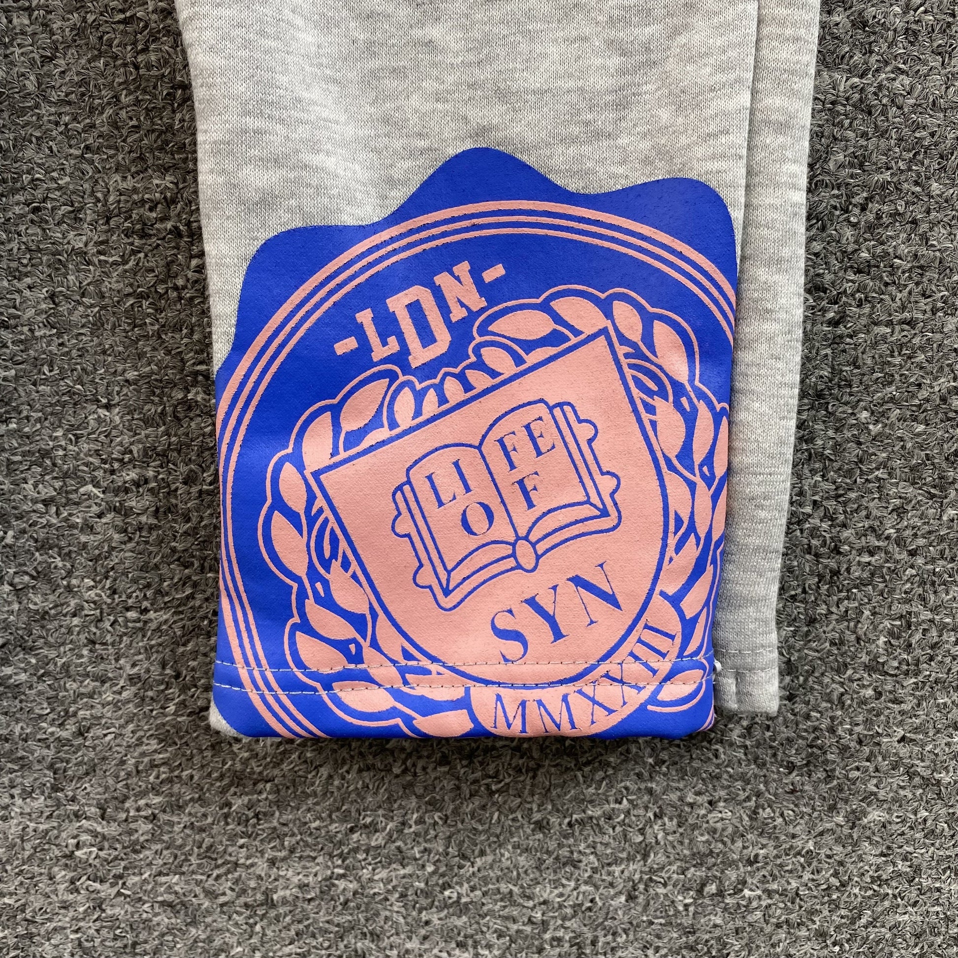 SYNA WORLD COLLEGE SWEATPANTS GREY - Phantom Kicks