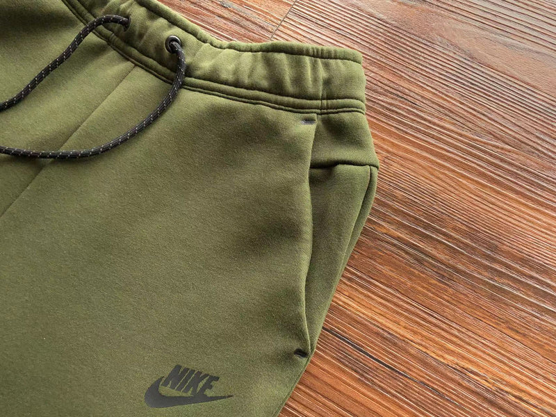 NIKE TECH FLEECE PANTS x OLIVE GREEN - Phantom Kicks