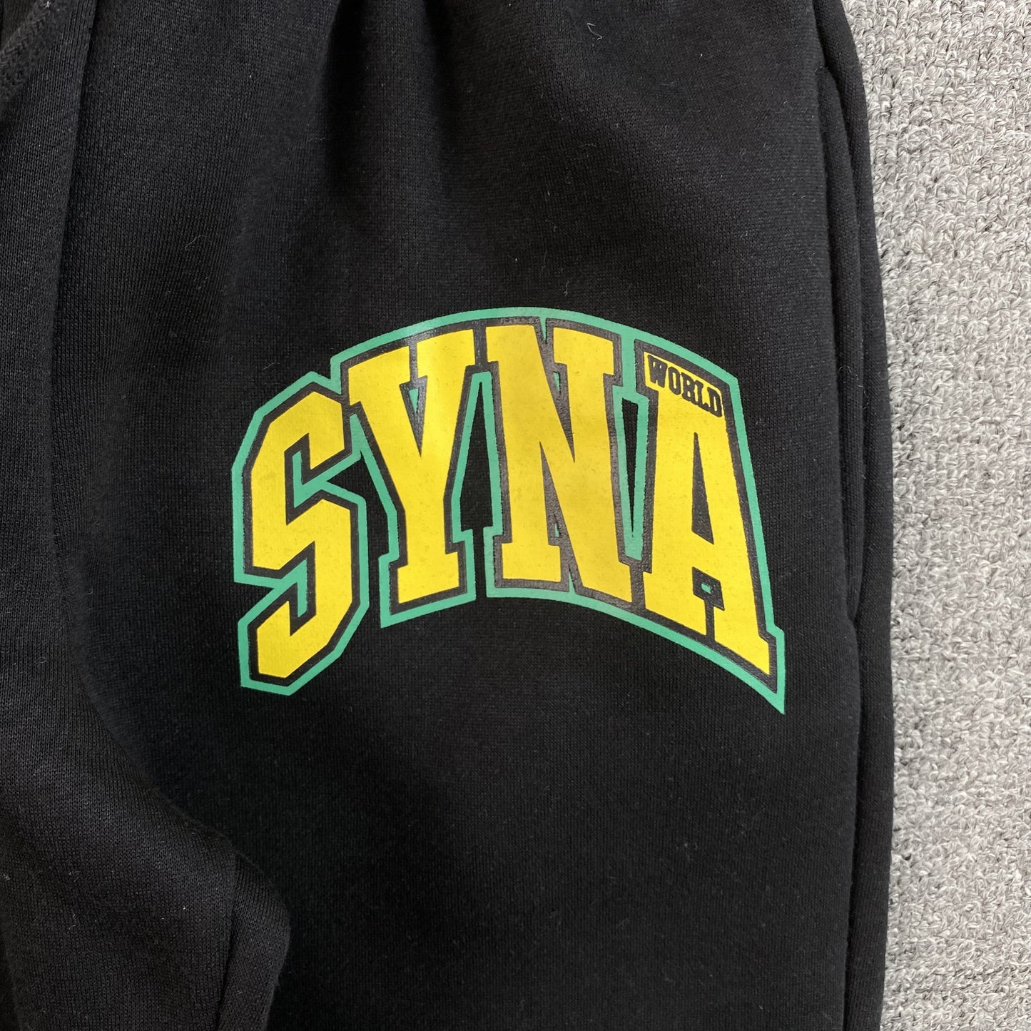 SYNA WORLD COLLEGE SWEATPANTS BLACK - Phantom Kicks
