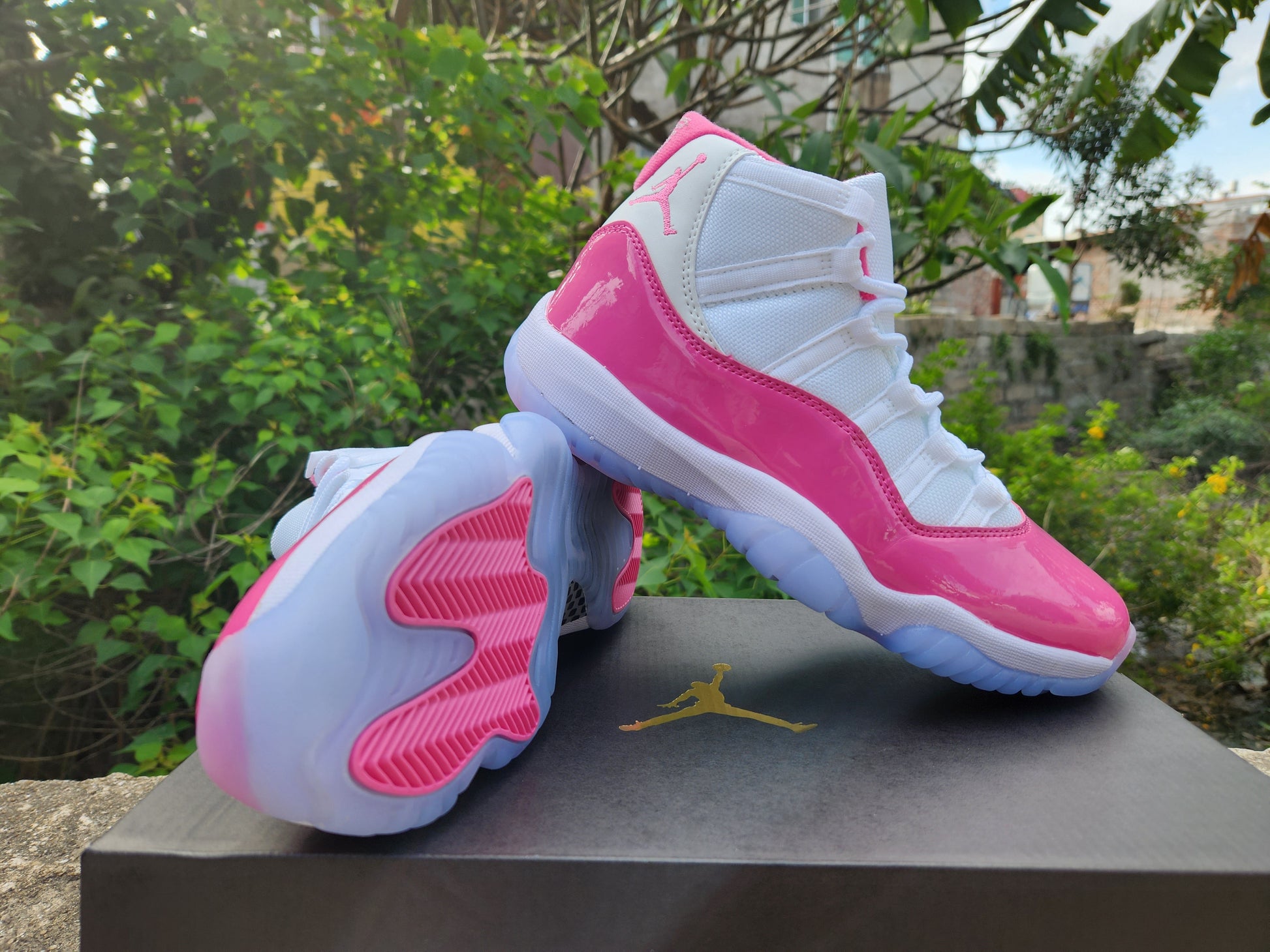 JORDAN 11 Valentine's Day - Phantom Kicks