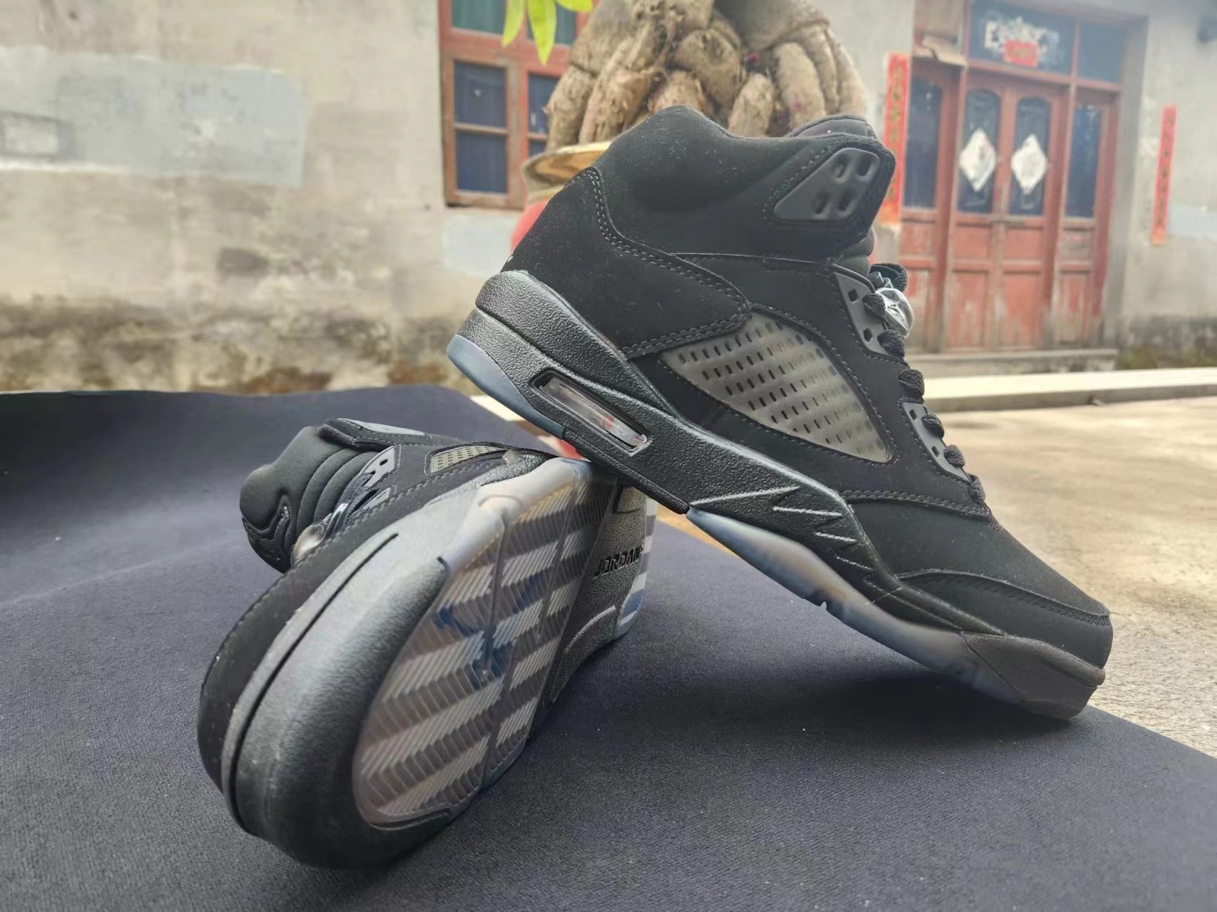 Jordan 5 all-black - Phantom Kicks