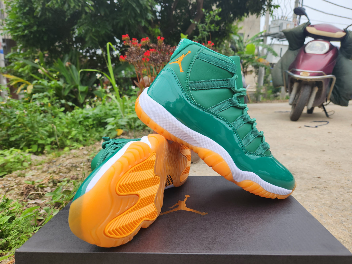 JORDAN 11 Green and Orange - Phantom Kicks