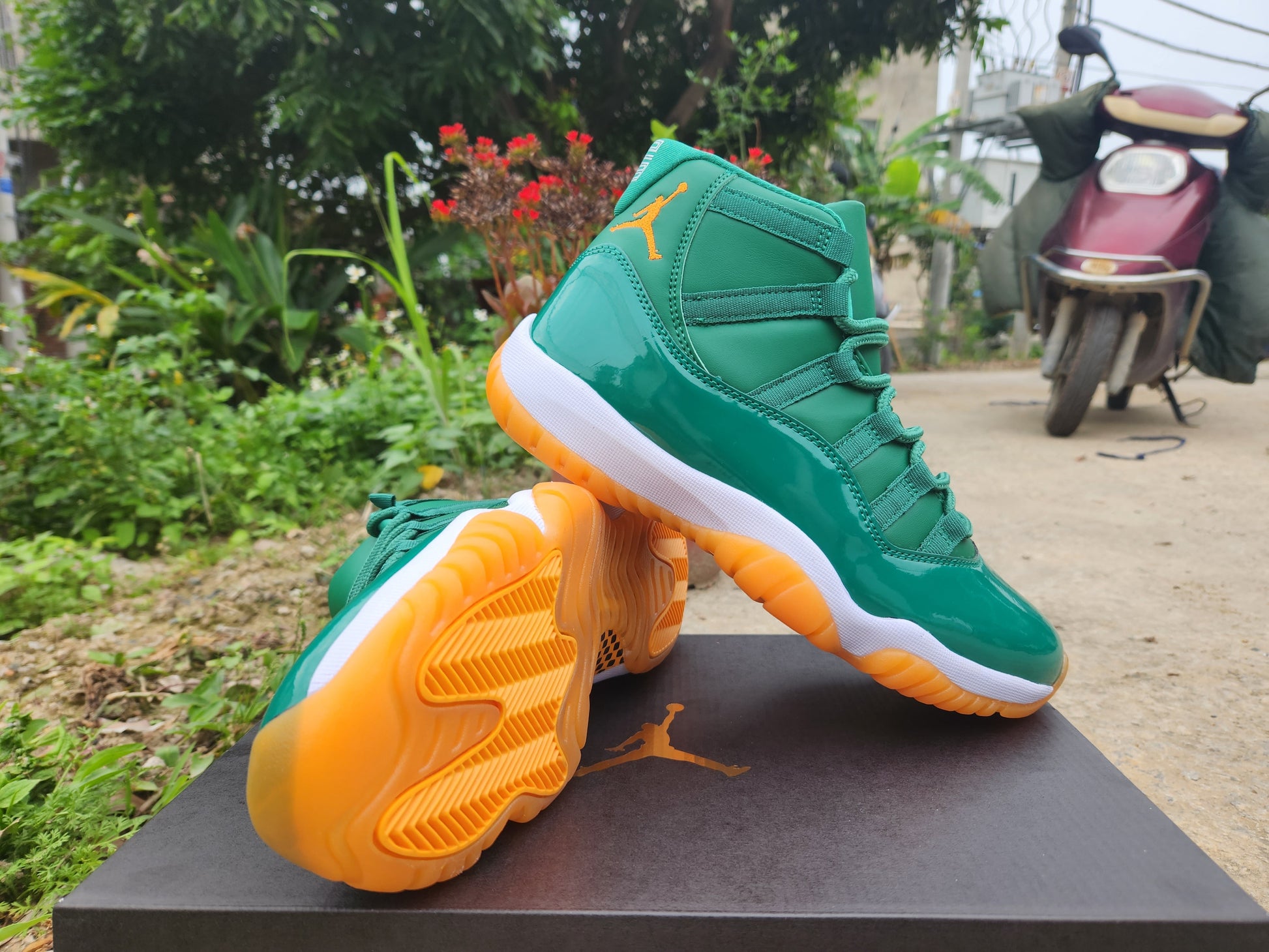 JORDAN 11 Green and Orange - Phantom Kicks