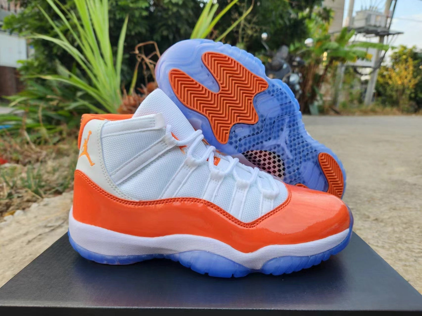 JORDAN 11 Orange and White - Phantom Kicks