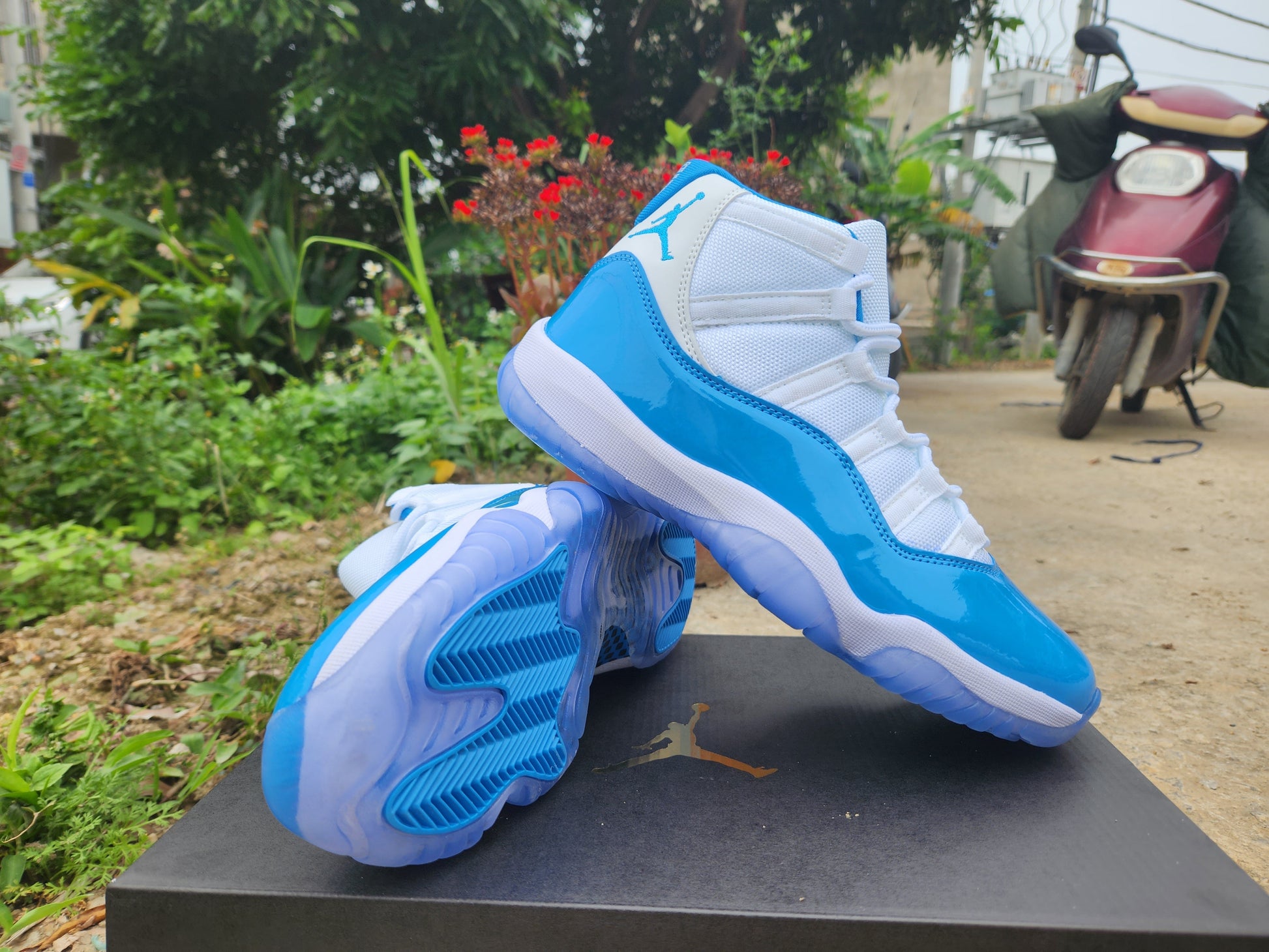 JORDAN 11 "White Jade" - Phantom Kicks