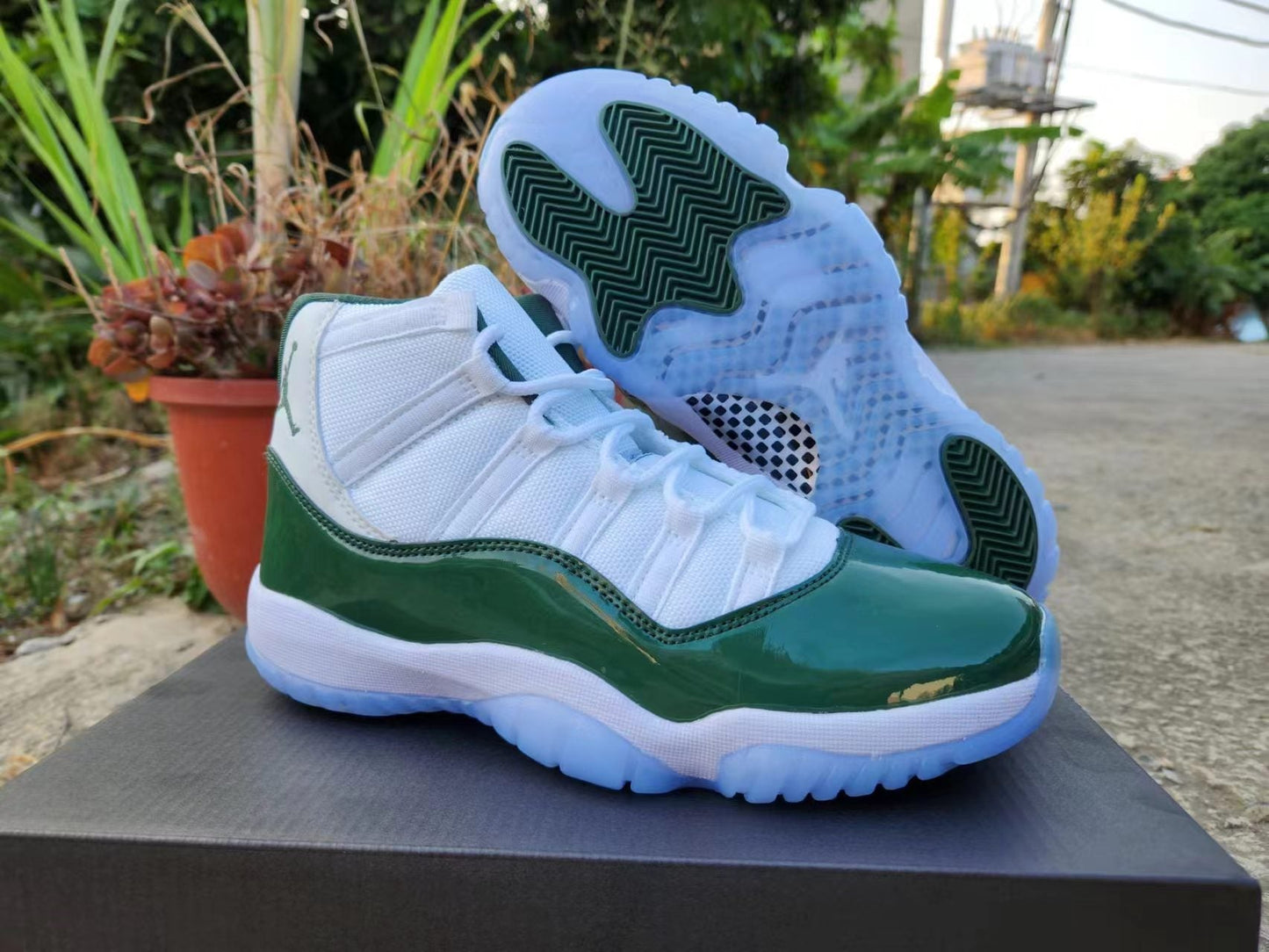 JORDAN 11 Green and White - Phantom Kicks