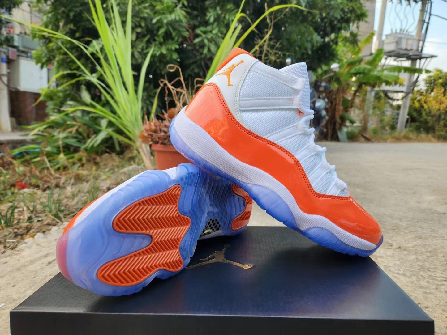 JORDAN 11 Orange and White - Phantom Kicks