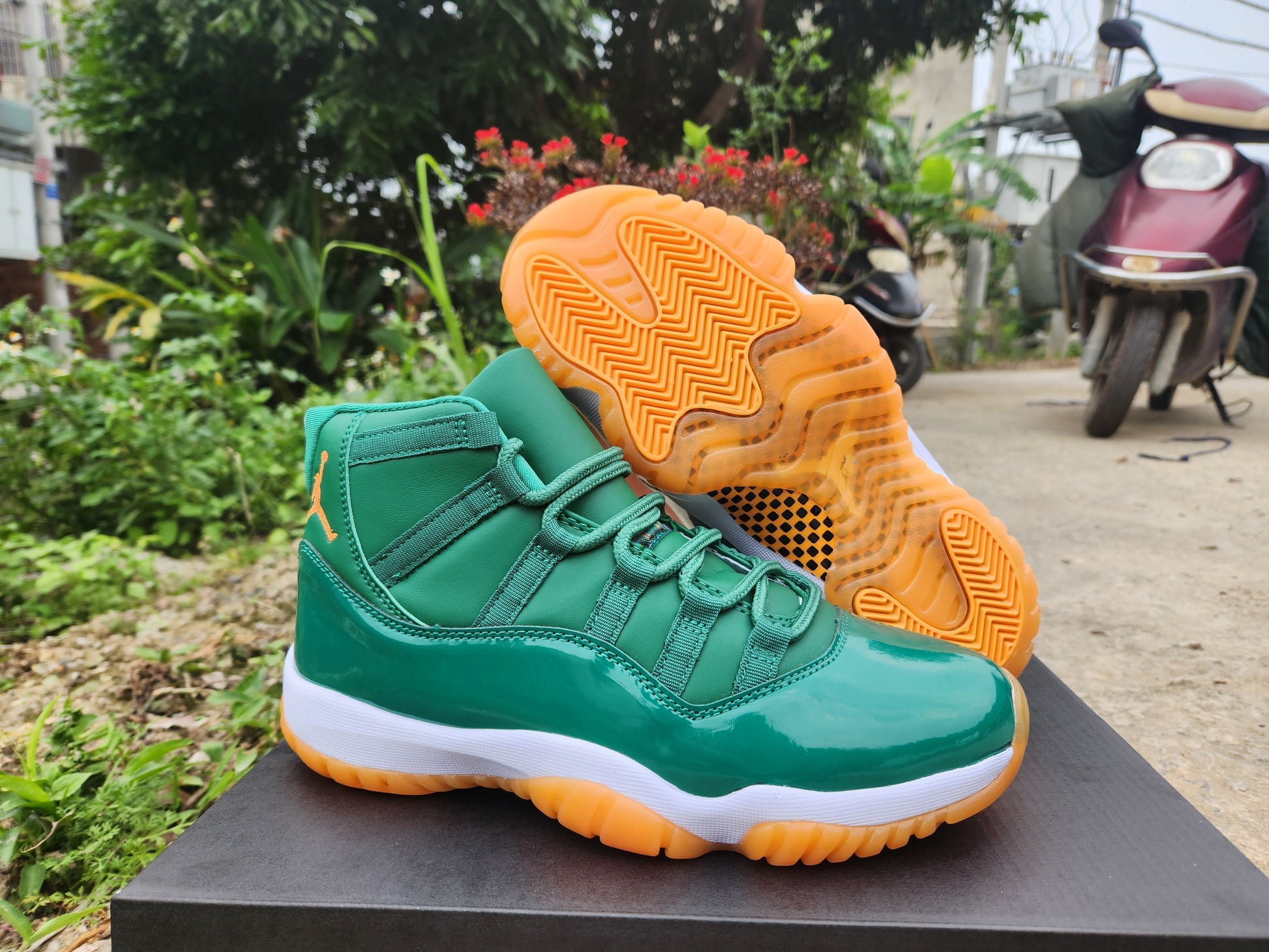 JORDAN 11 Green and Orange - Phantom Kicks