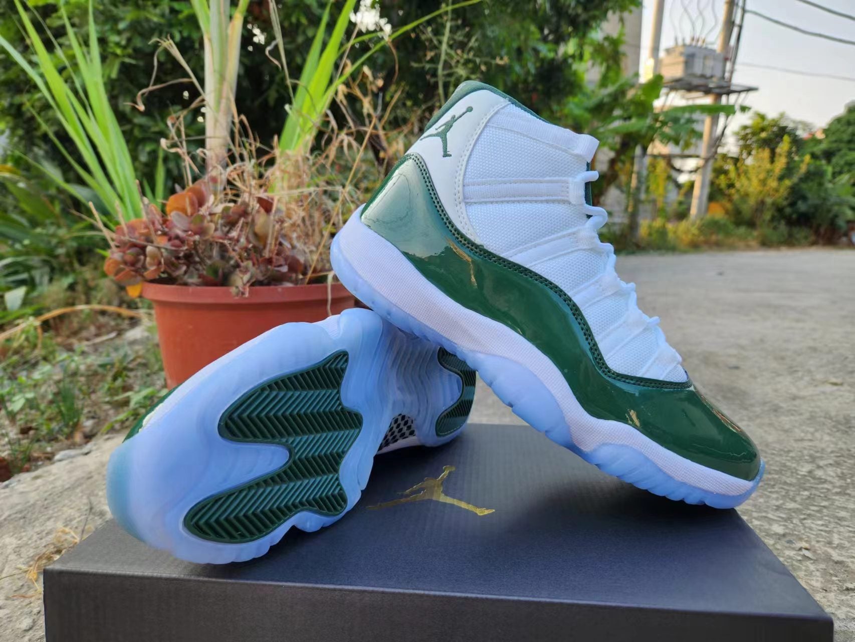 JORDAN 11 Green and White - Phantom Kicks