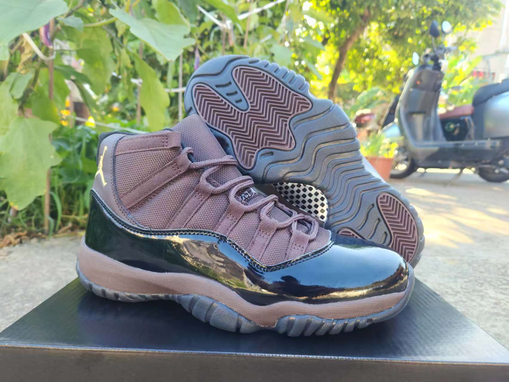 JORDAN 11 Brown - Phantom Kicks