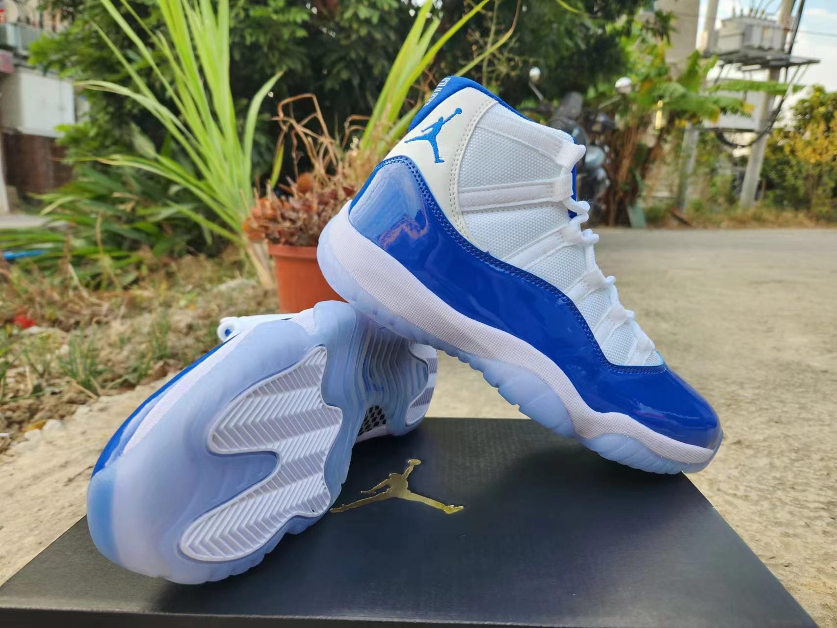 JORDAN 11 Blue and White - Phantom Kicks