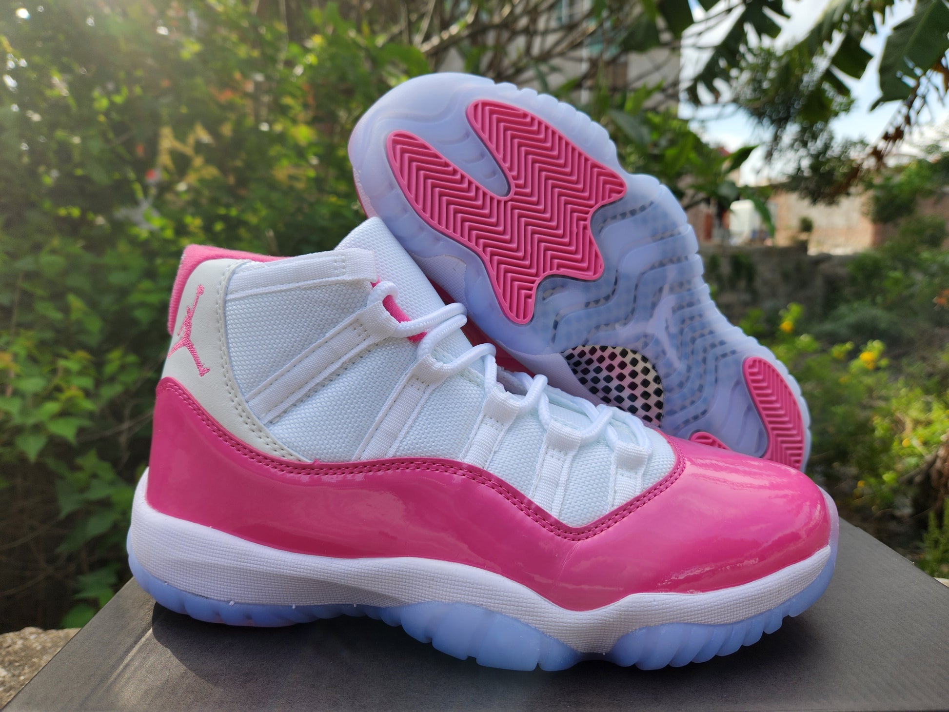 JORDAN 11 Valentine's Day - Phantom Kicks