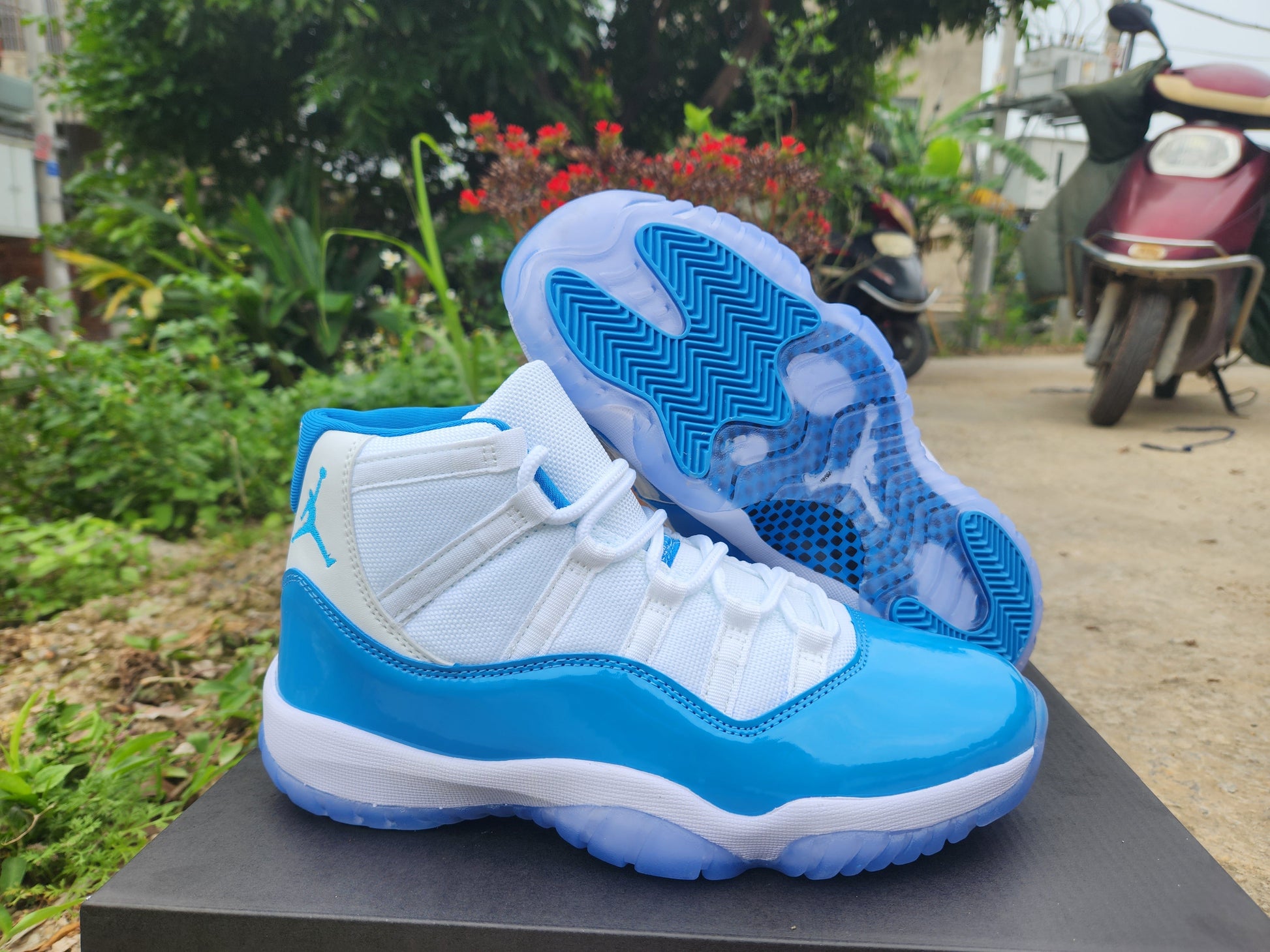 JORDAN 11 "White Jade" - Phantom Kicks