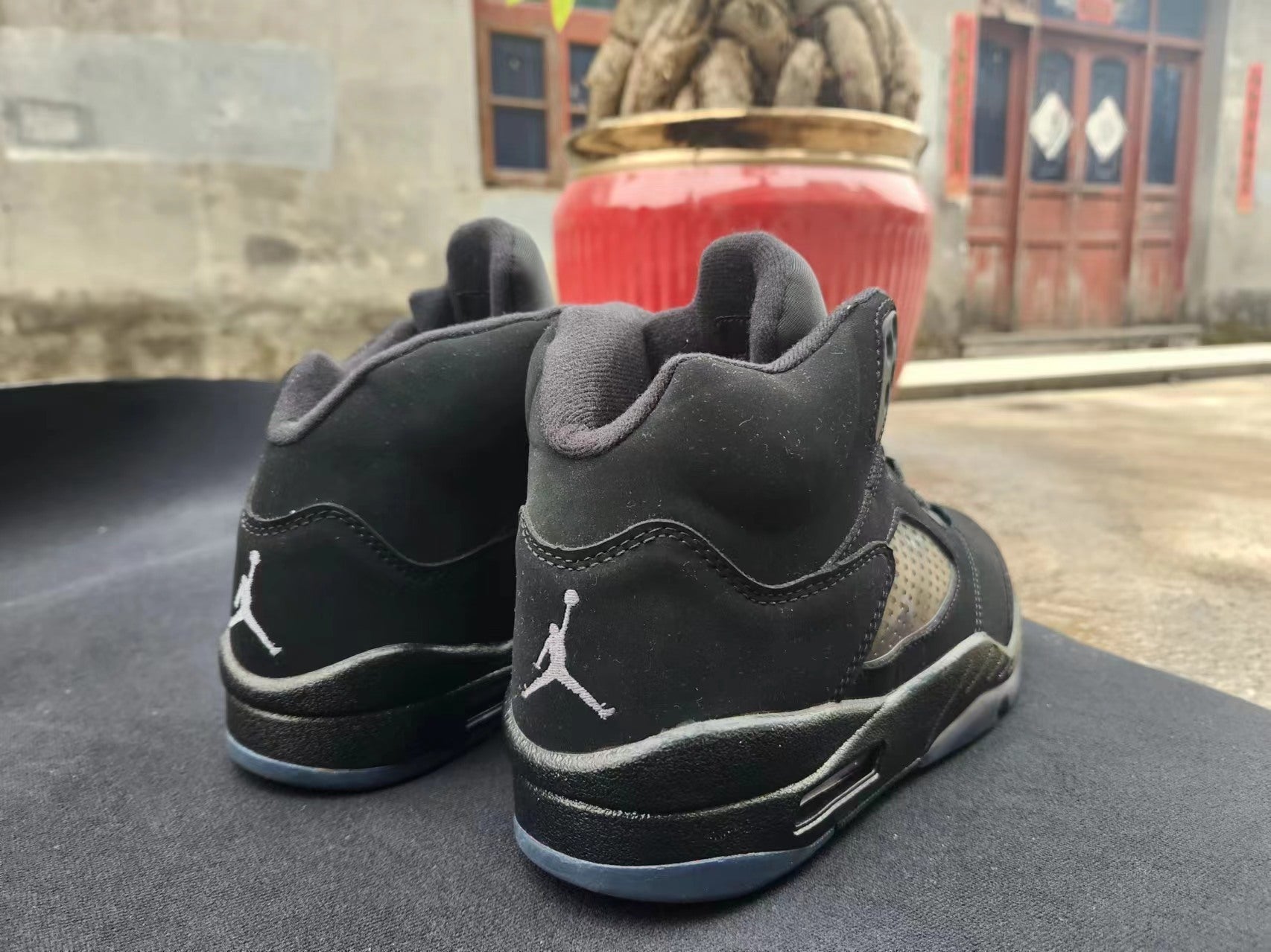 Jordan 5 all-black - Phantom Kicks