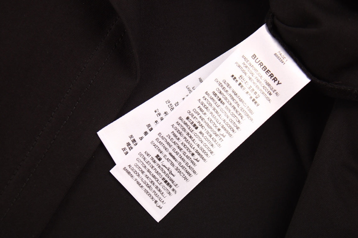 Burberry T-shirt with Gothic Logo - Phantom Kicks