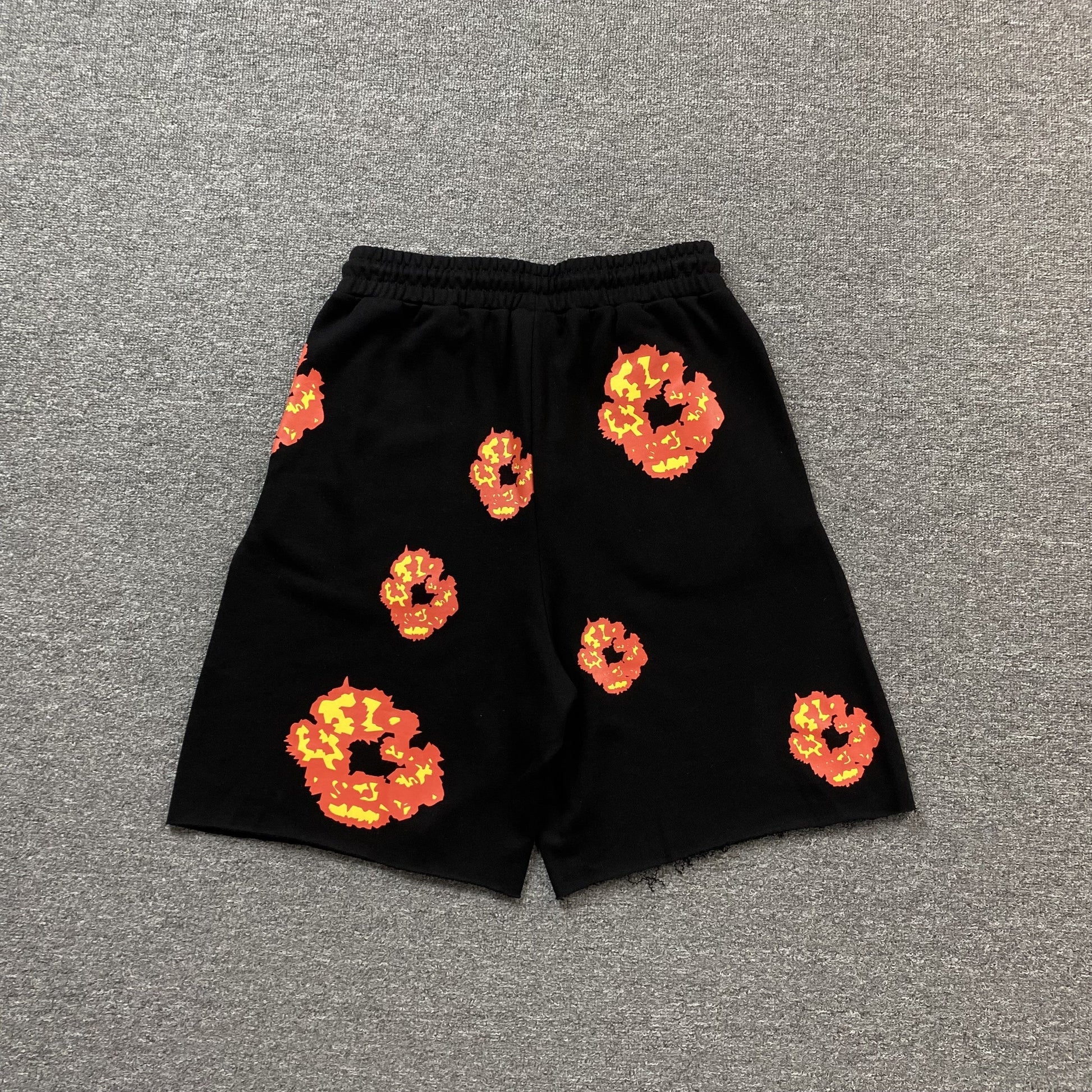 DENIM TEARS x OFFSET COTTON WREATH SHORTS BLACK - Phantom Kicks
