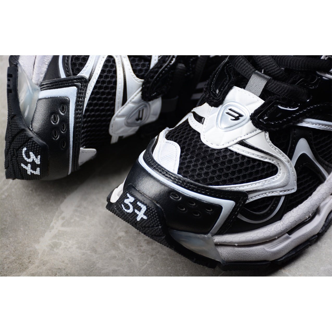 BALENCIAGA RUNNER x BLACK WHITE - Phantom Kicks