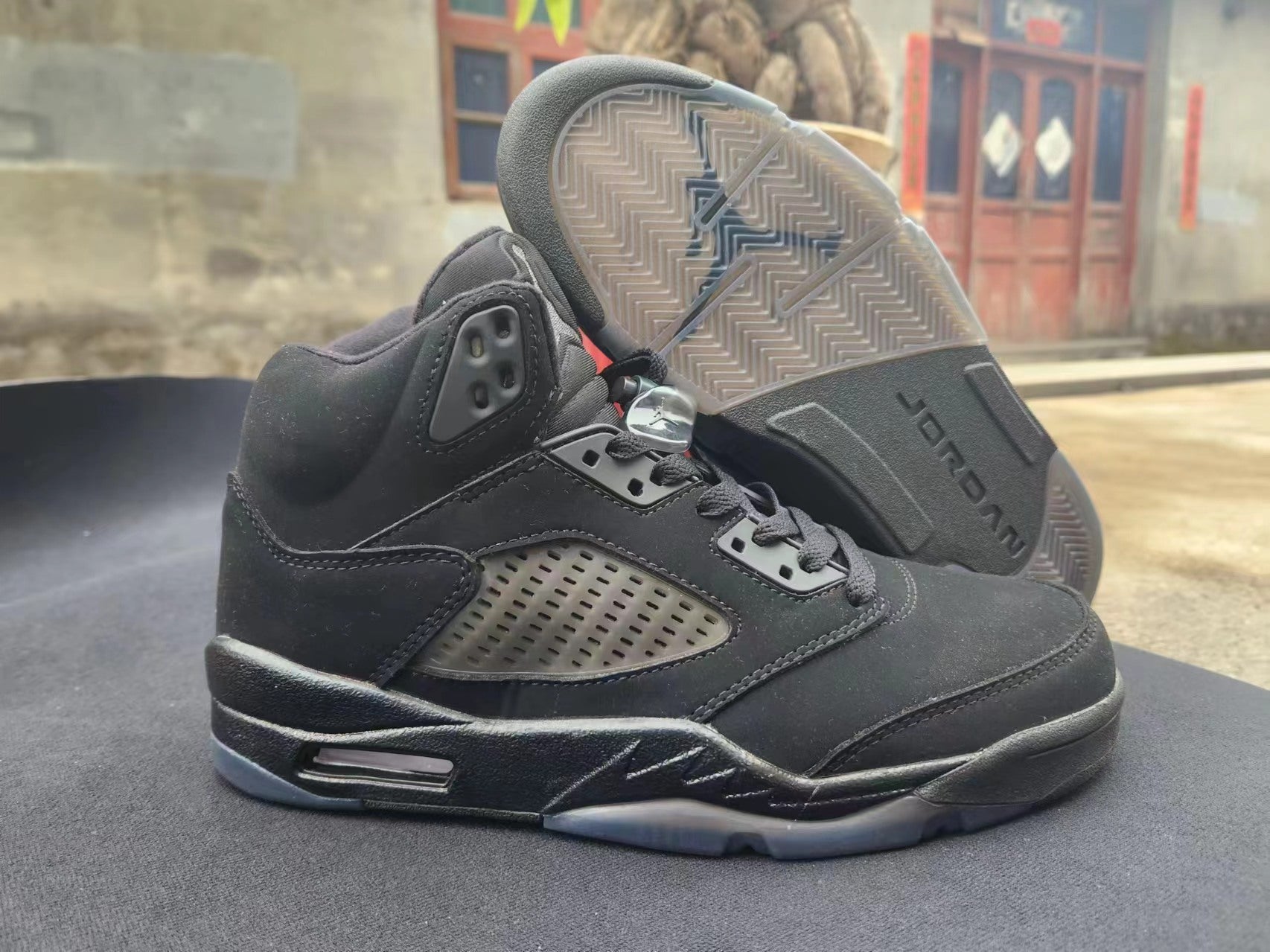 Jordan 5 all-black - Phantom Kicks