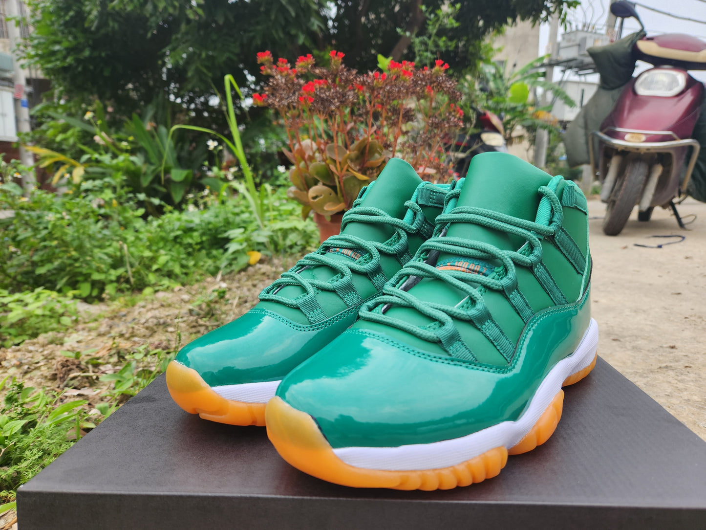 JORDAN 11 Green and Orange - Phantom Kicks