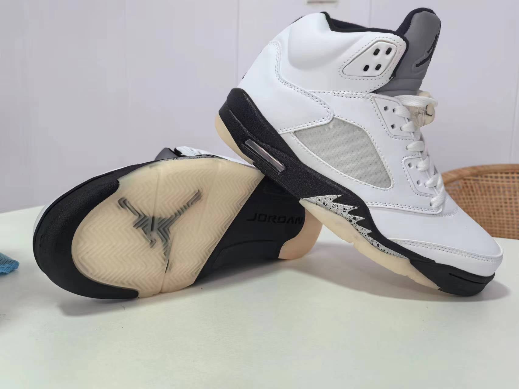 JORDAN 5 RETRO WHITE/BLACK - Phantom Kicks