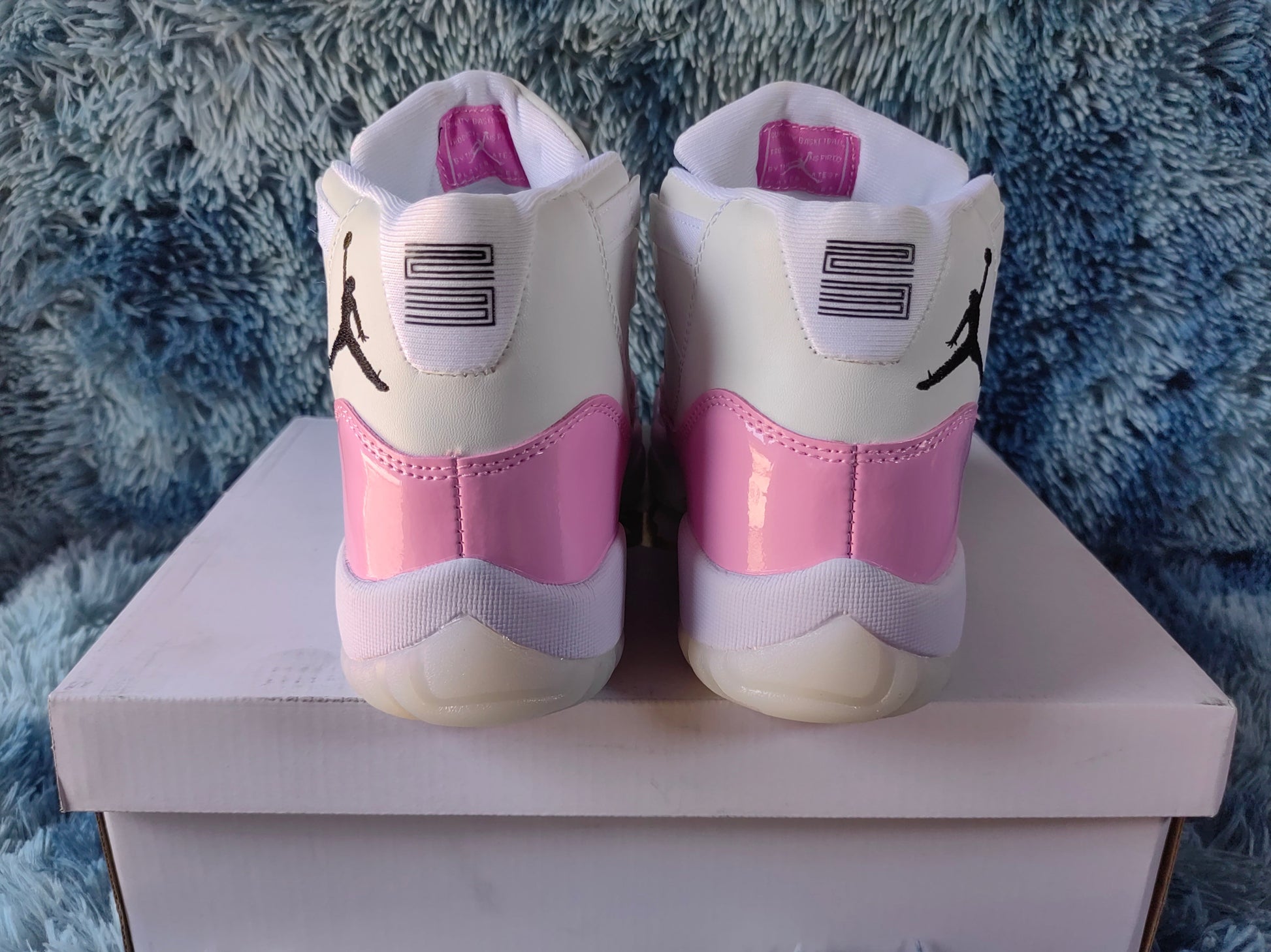 JORDAN 11 Pink - Phantom Kicks