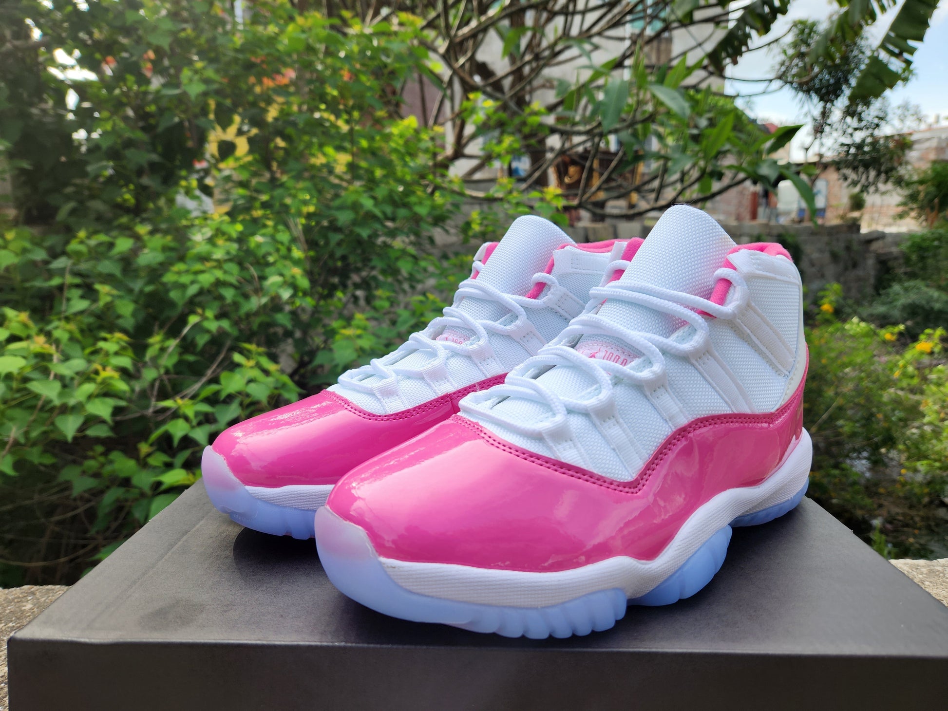 JORDAN 11 Valentine's Day - Phantom Kicks