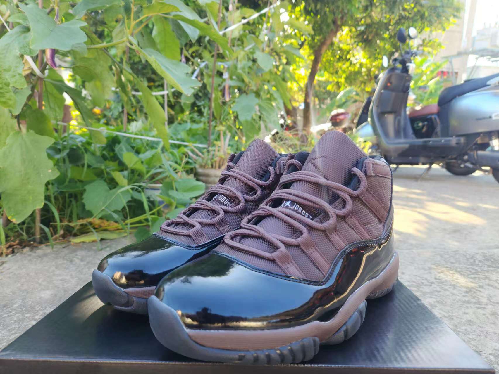 JORDAN 11 Brown - Phantom Kicks