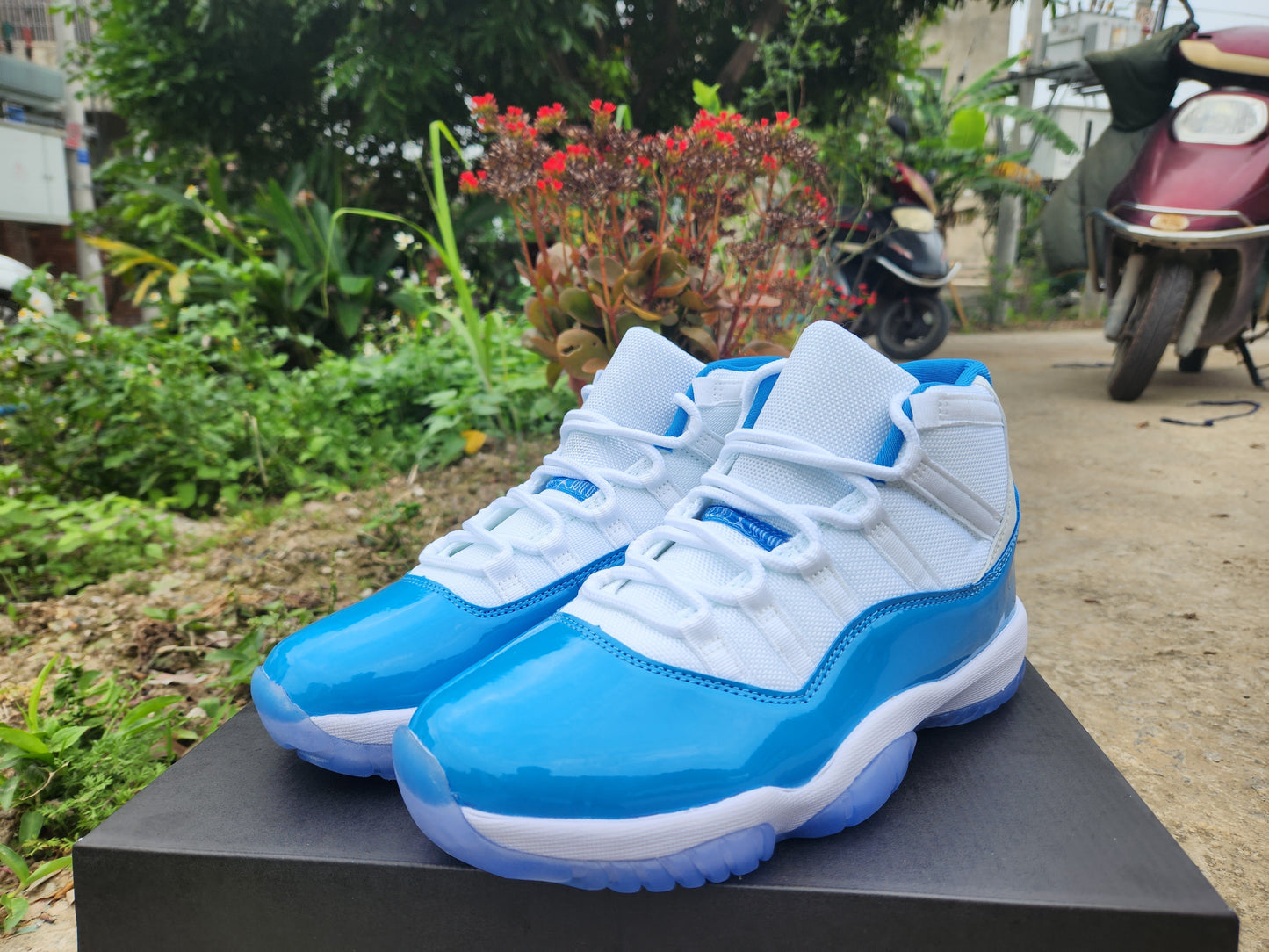 JORDAN 11 "White Jade" - Phantom Kicks