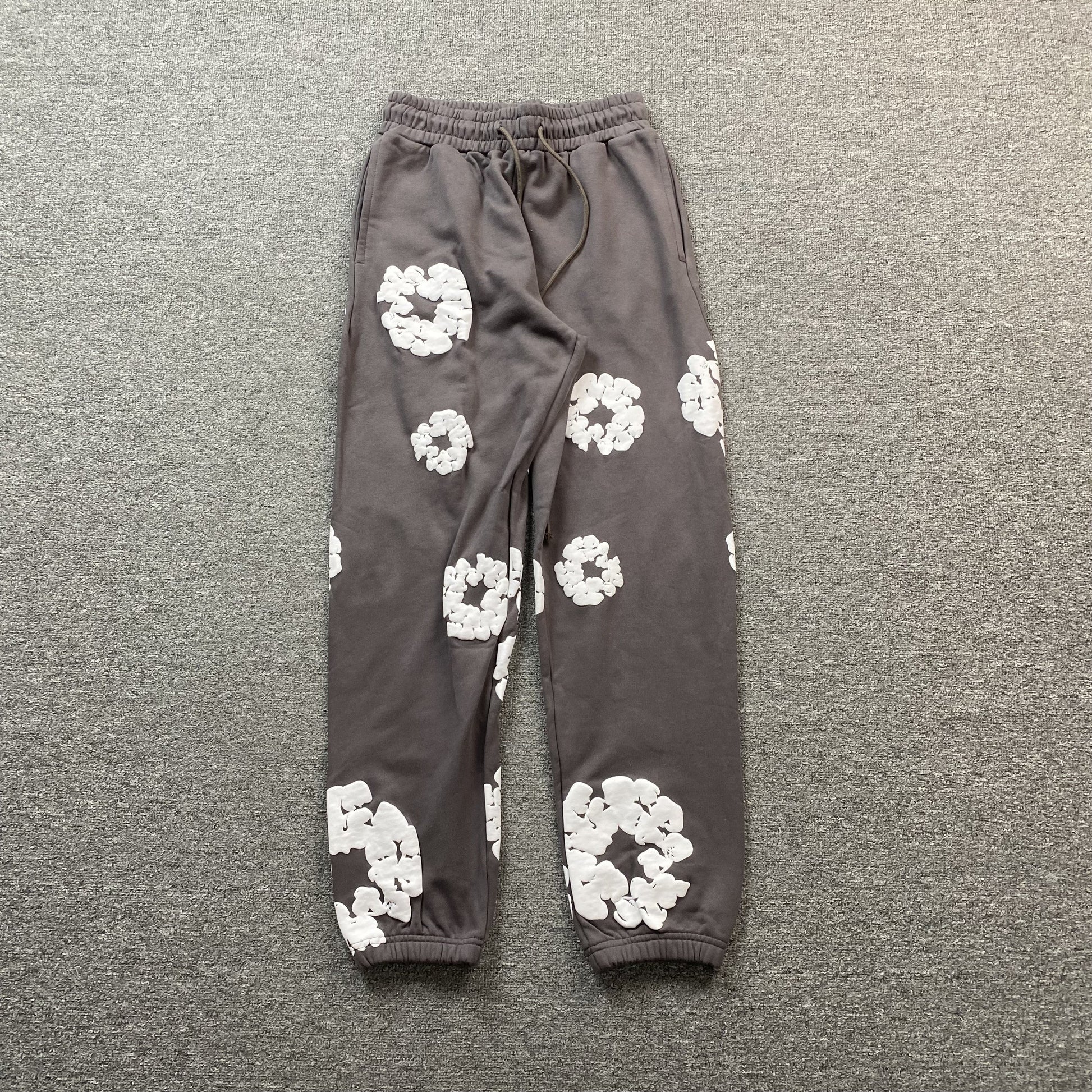 DENIM TEARS COTTON WREATH SWEATPANTS OLIVE - Phantom Kicks