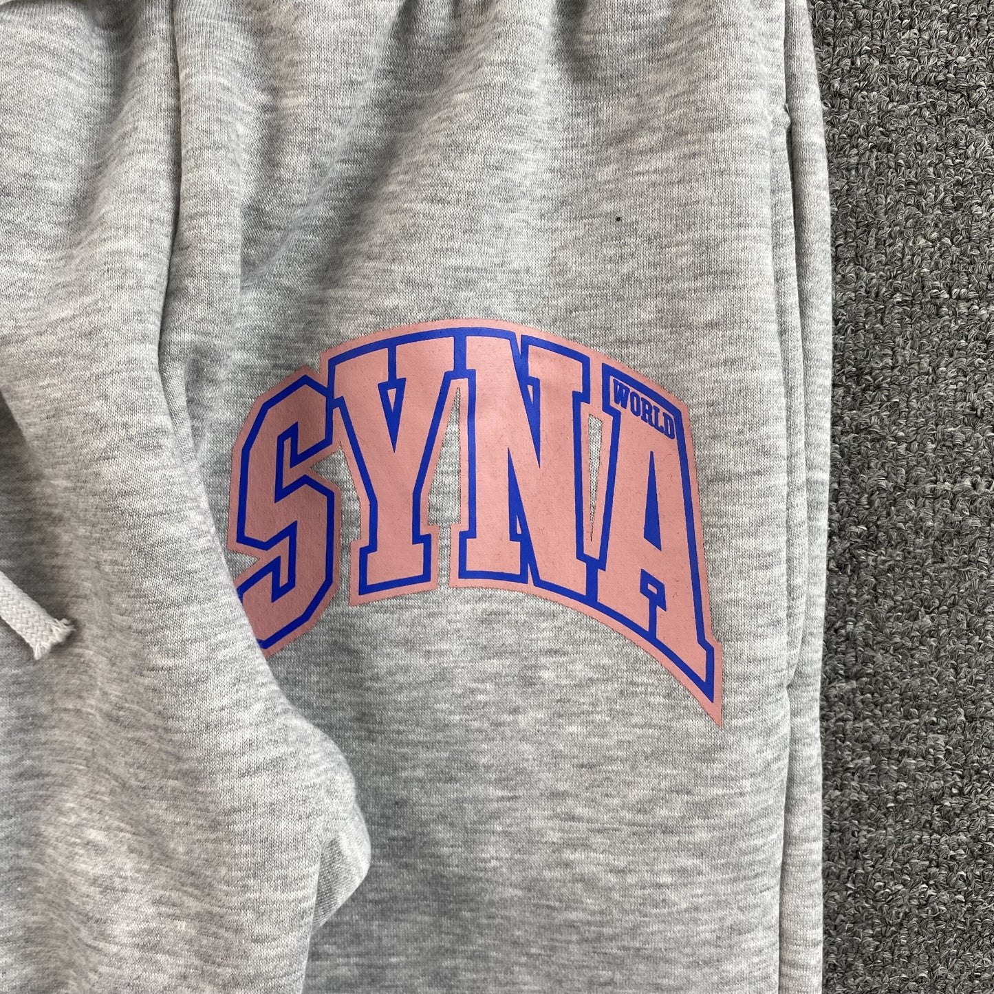 SYNA WORLD COLLEGE SWEATPANTS GREY - Phantom Kicks