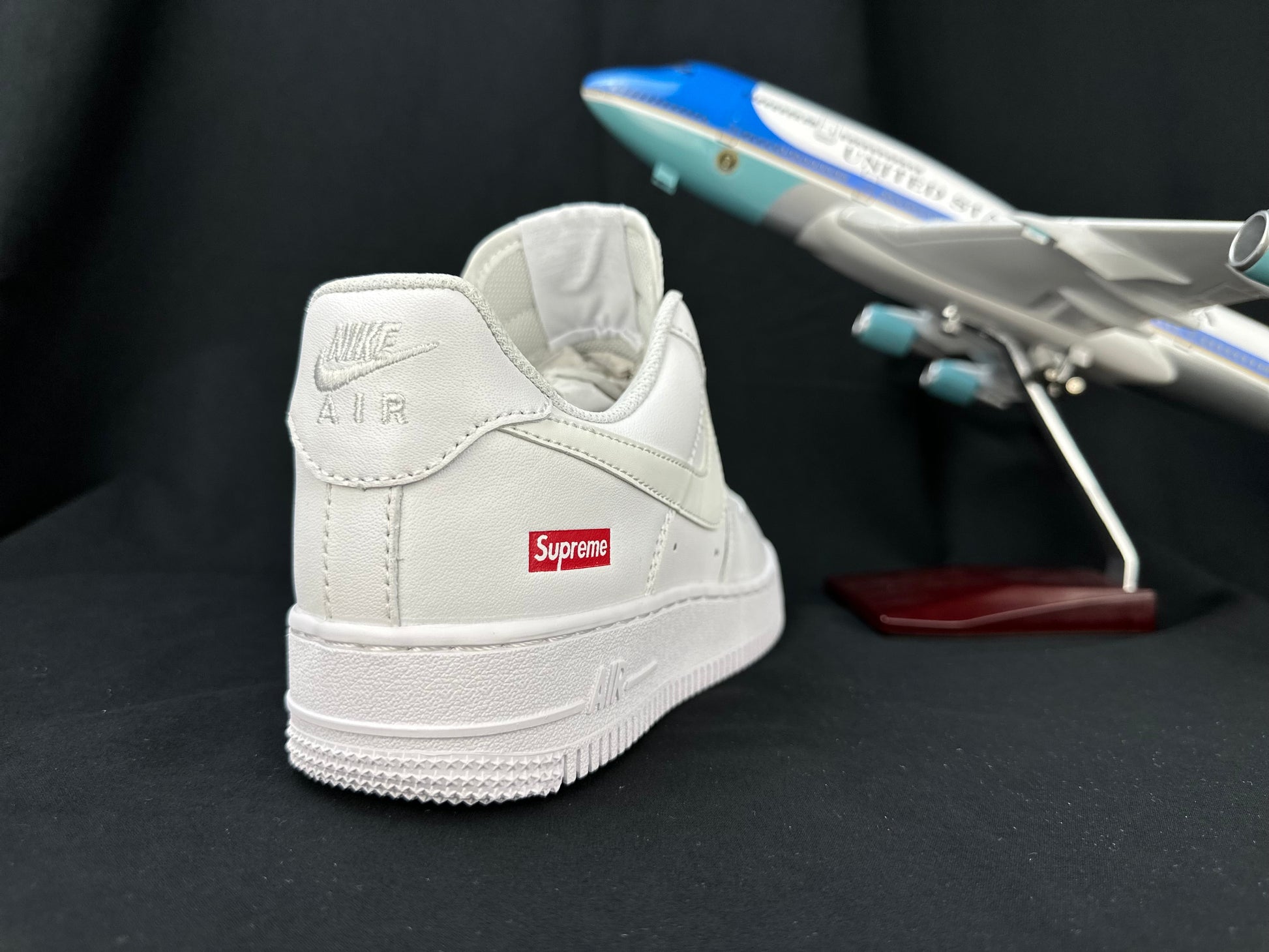 NIKE AIR FORCE 1 Supreme "White" - Phantom Kicks