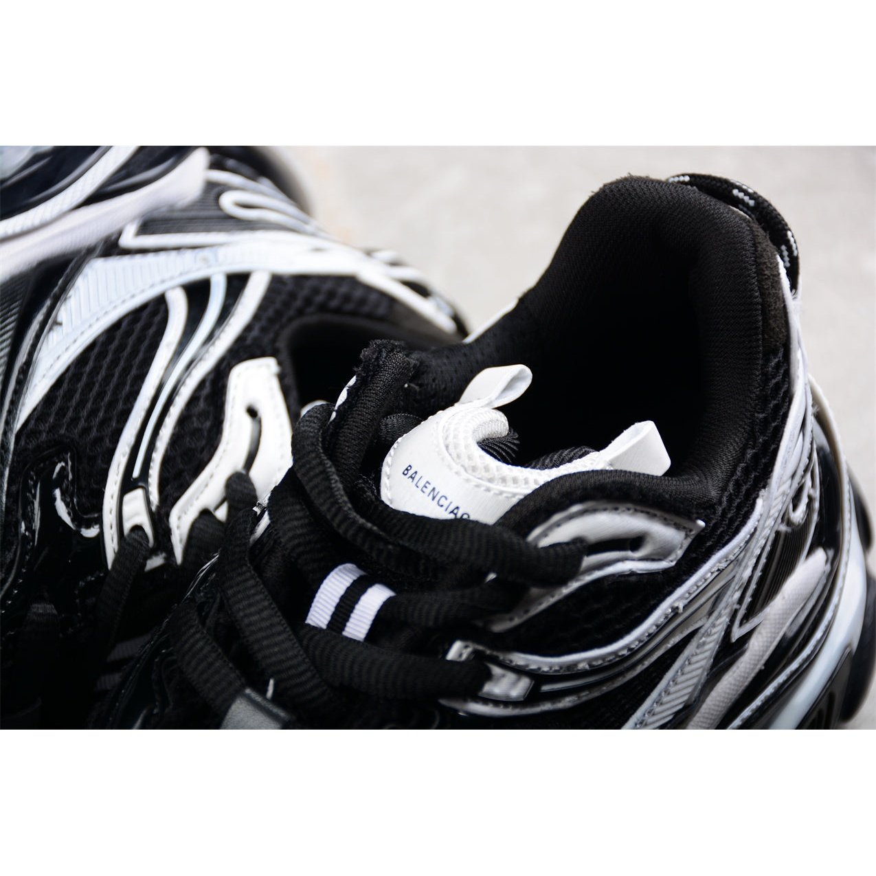 BALENCIAGA RUNNER x BLACK WHITE - Phantom Kicks