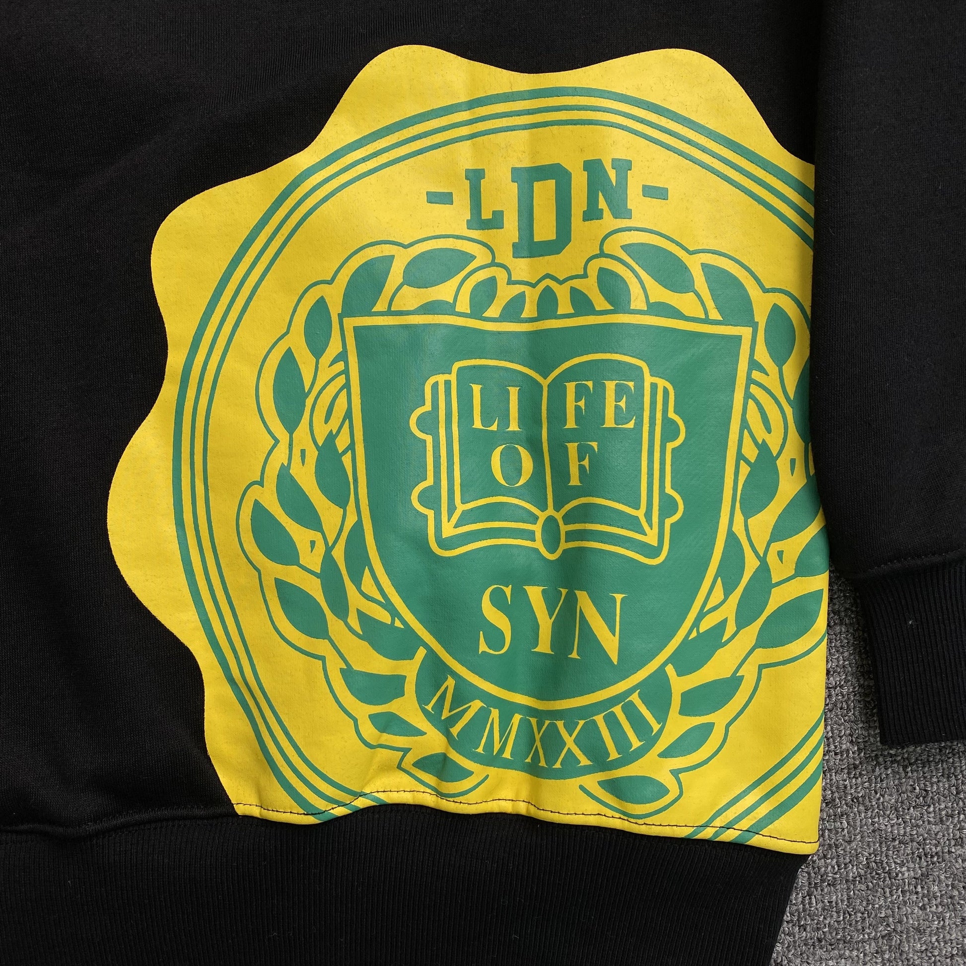 SYNA WORLD COLLEGE HOODIE BLACK - Phantom Kicks