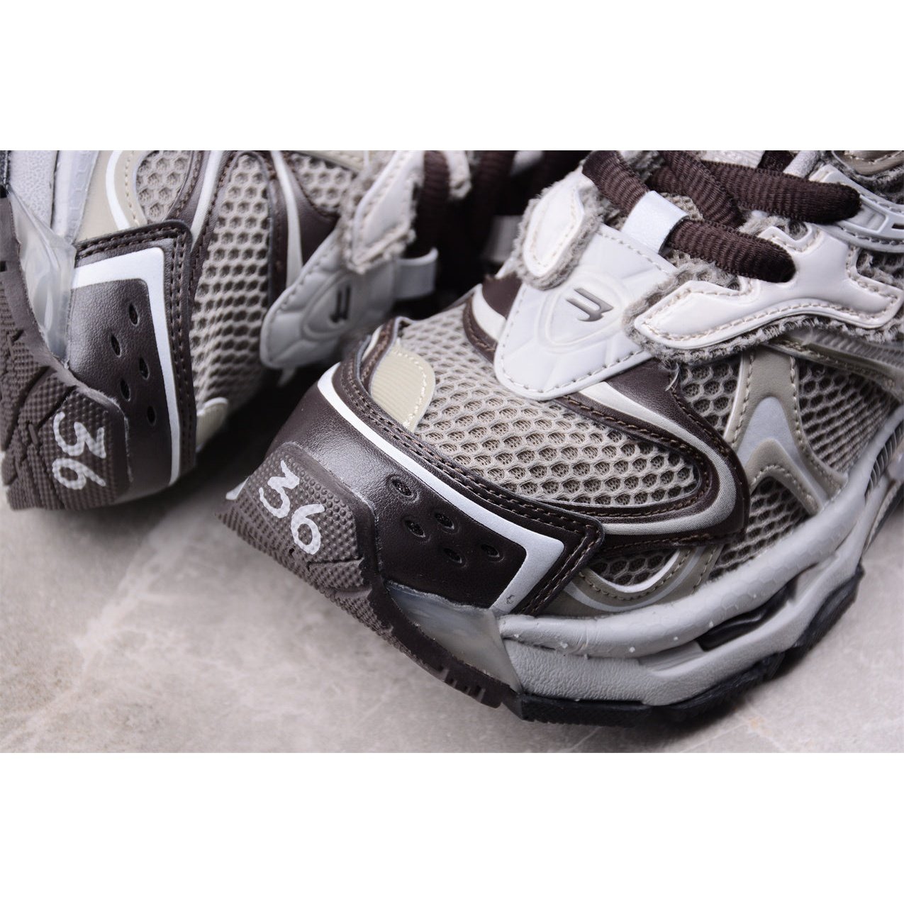 BALENCIAGA RUNNER x TAUPE MIX - Phantom Kicks