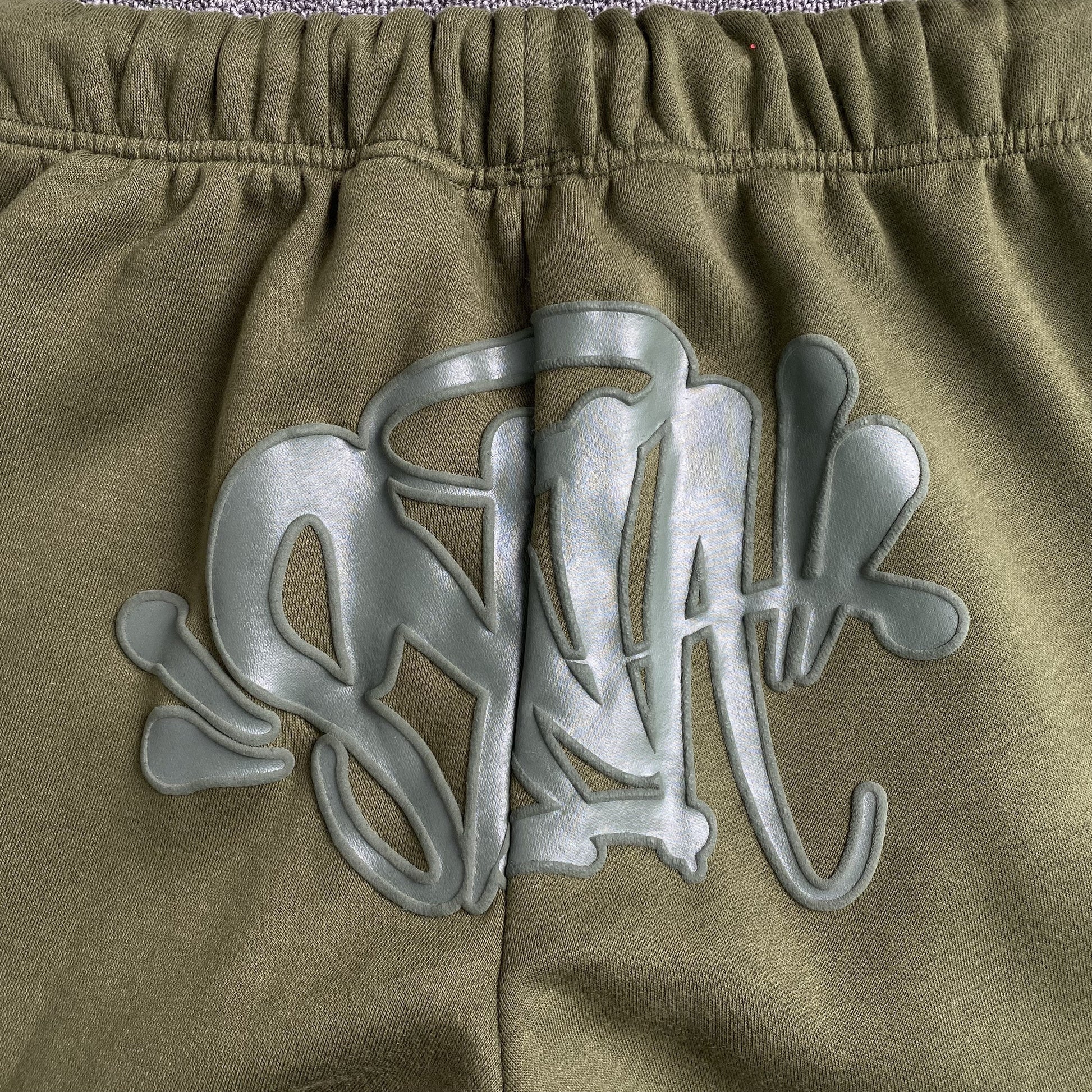 SYNA WORLD SYNA LOGO SWEATPANTS SAGE - Phantom Kicks