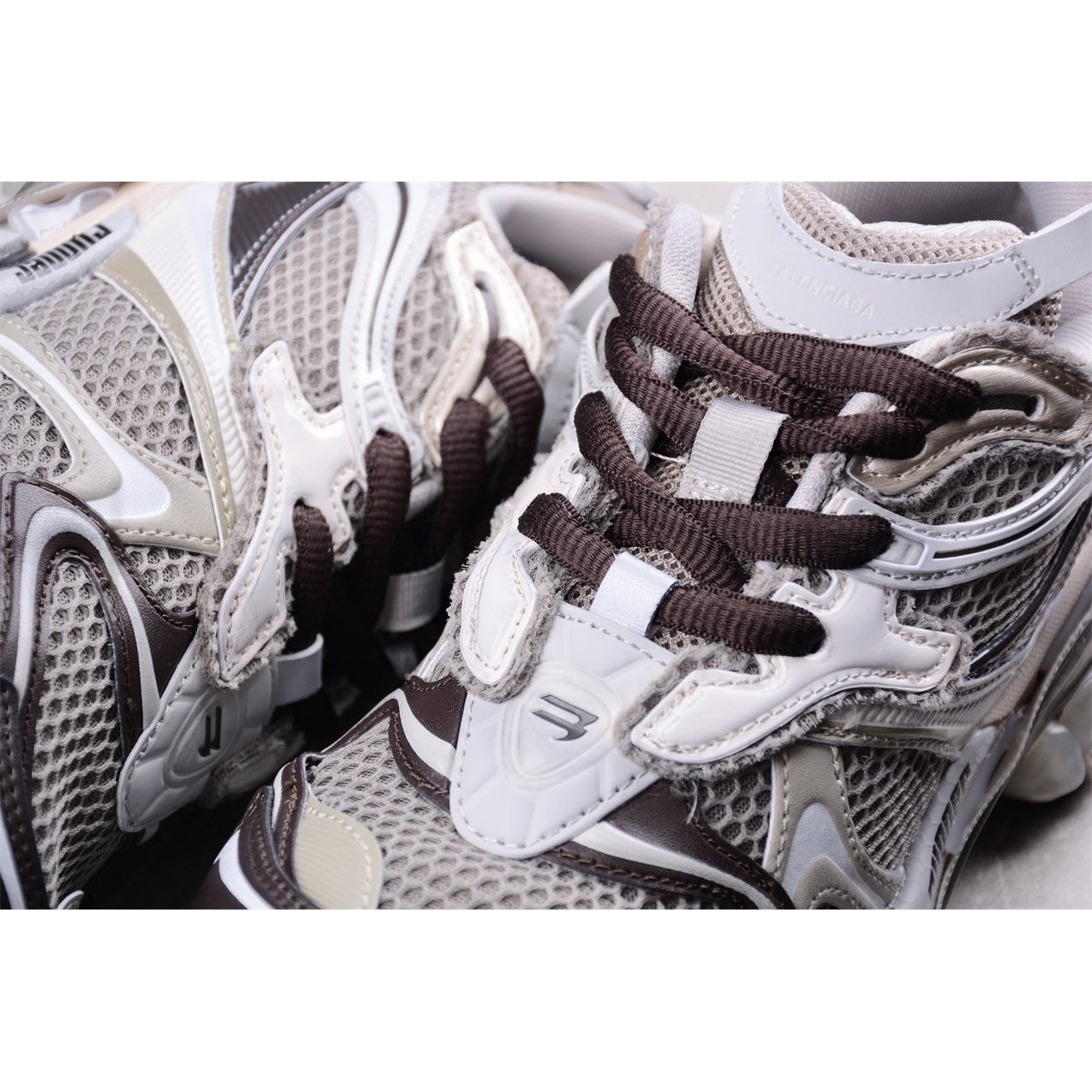 BALENCIAGA RUNNER x TAUPE MIX - Phantom Kicks